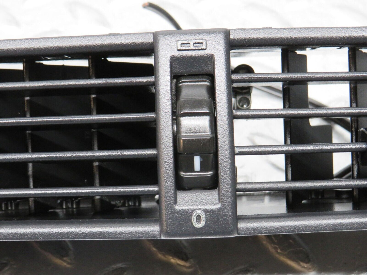 32559 Mercedes-Benz S124 300TE Wagon Dashboard Centre Air Vent
