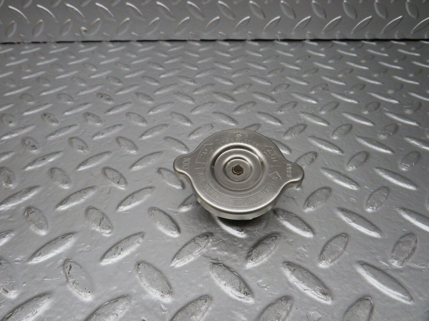 25581 Mercedes-Benz W123 200 Radiator Cap 1235010015