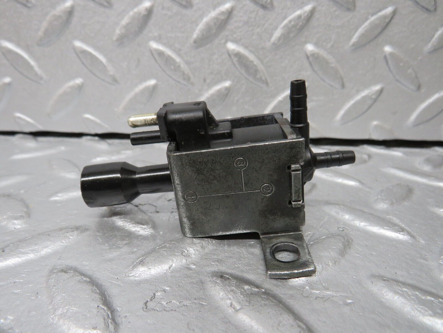 38070 Mercedes-Benz A124 320E Cabriolet Vacuum Control Valve 001540869