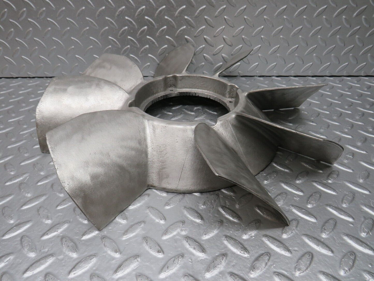 33137 Mercedes-Benz C107 R107 Coupe Engine Cooling Fan 1162051306