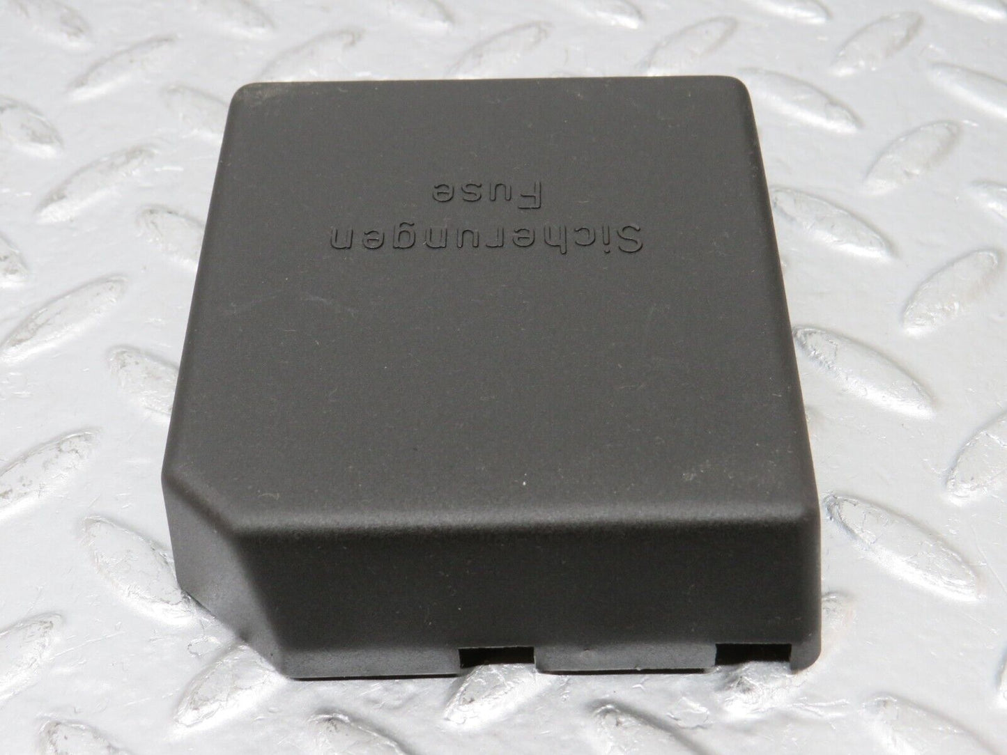 33334 Mercedes-Benz W202 C180 Fuse Box Cover Lid 2025450803 2025451700