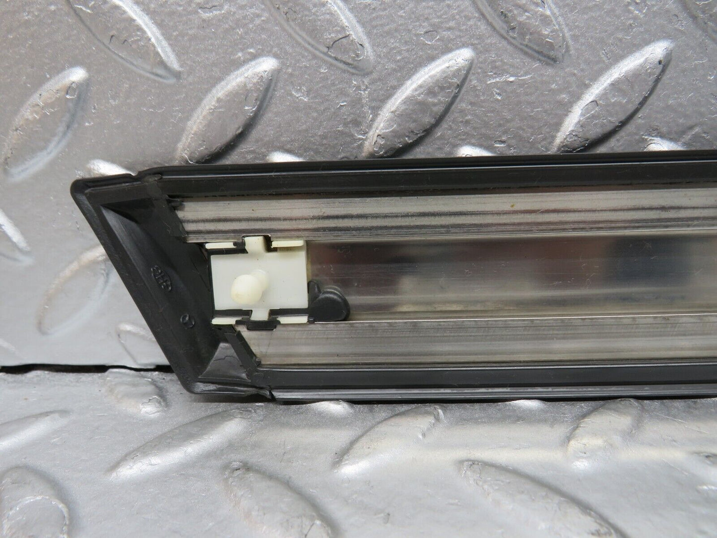 32297 Mercedes-Benz S124 300TE Wagon Front Right Fender Wing Centre Moulding Trim