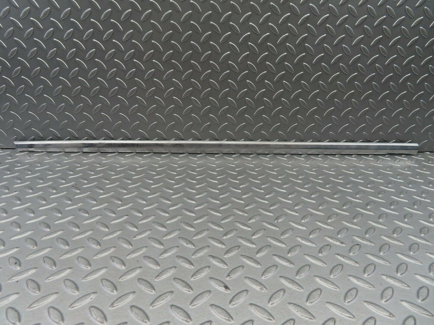6205 Mercedes-Benz W126 380SE Front Right Door Chrome Moulding Trim