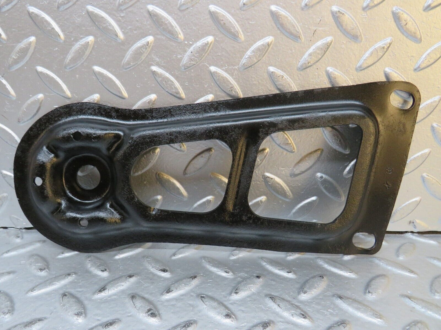 29918 Mercedes-Benz W123 230E Rear Suspension Axle Mounting Bracket