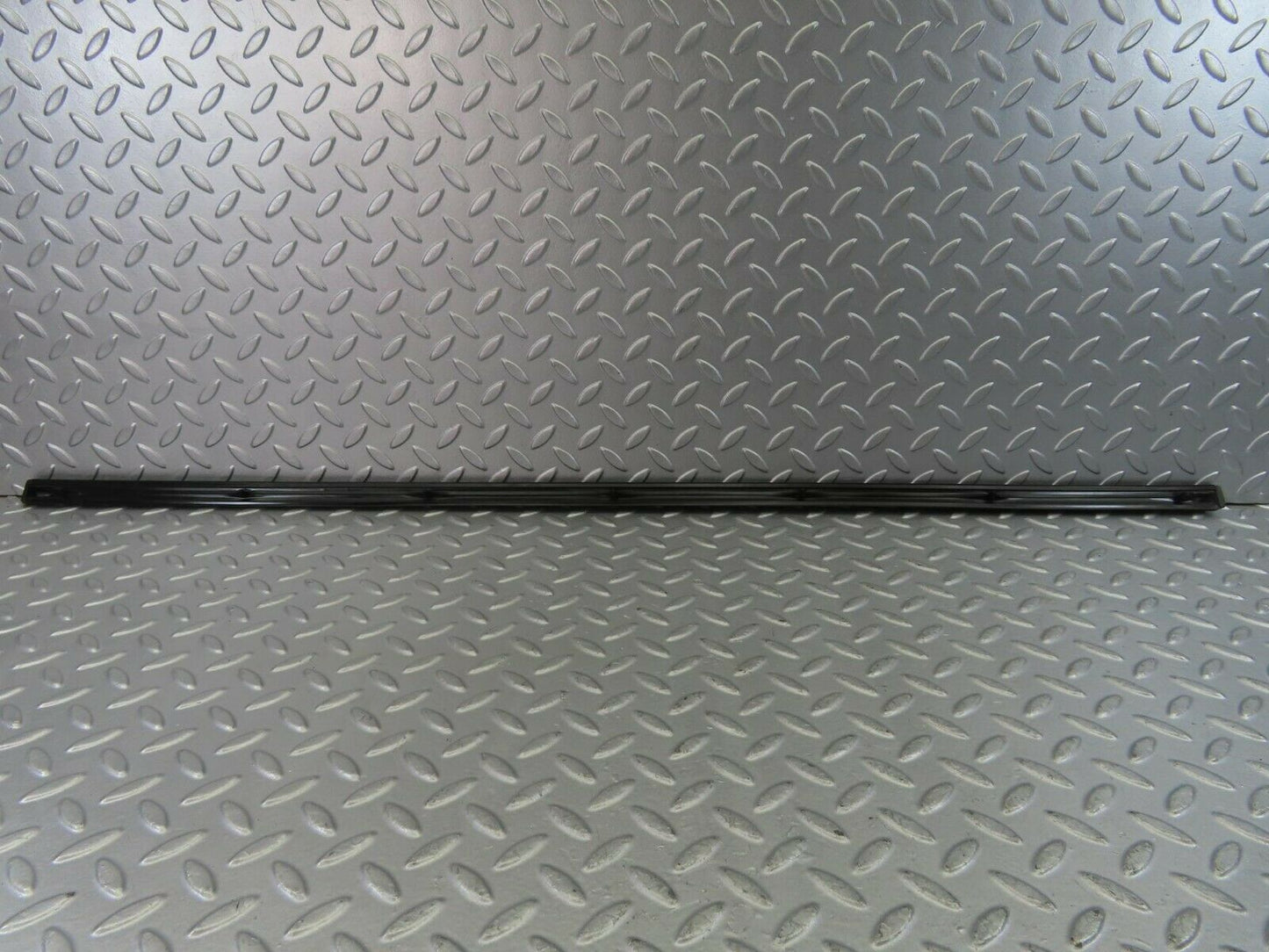 10259 Mercedes-Benz W123 Front Right Door Centre Moulding Trim