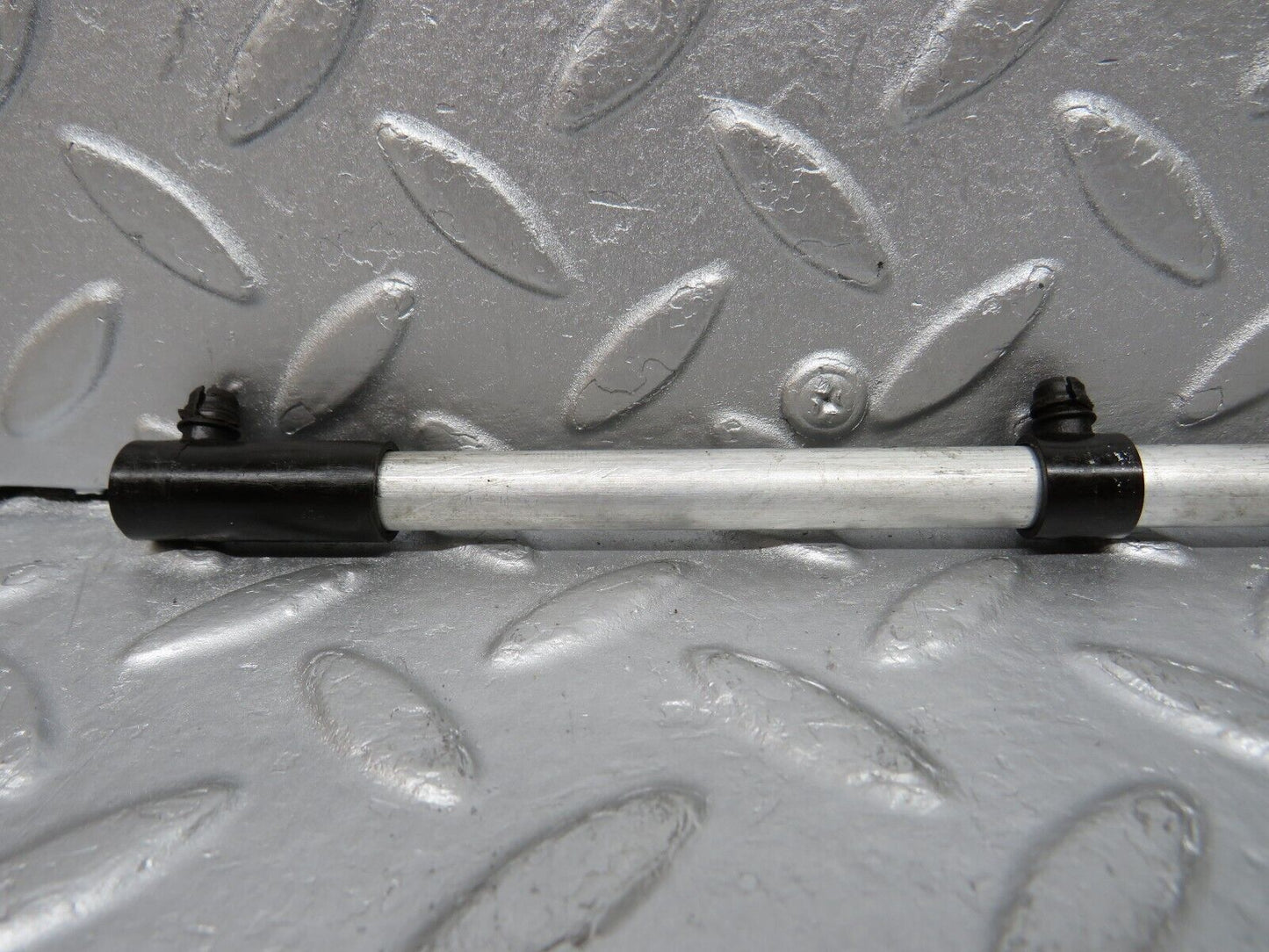 39157 Mercedes-Benz R107 500SL Camshaft Oil Tube