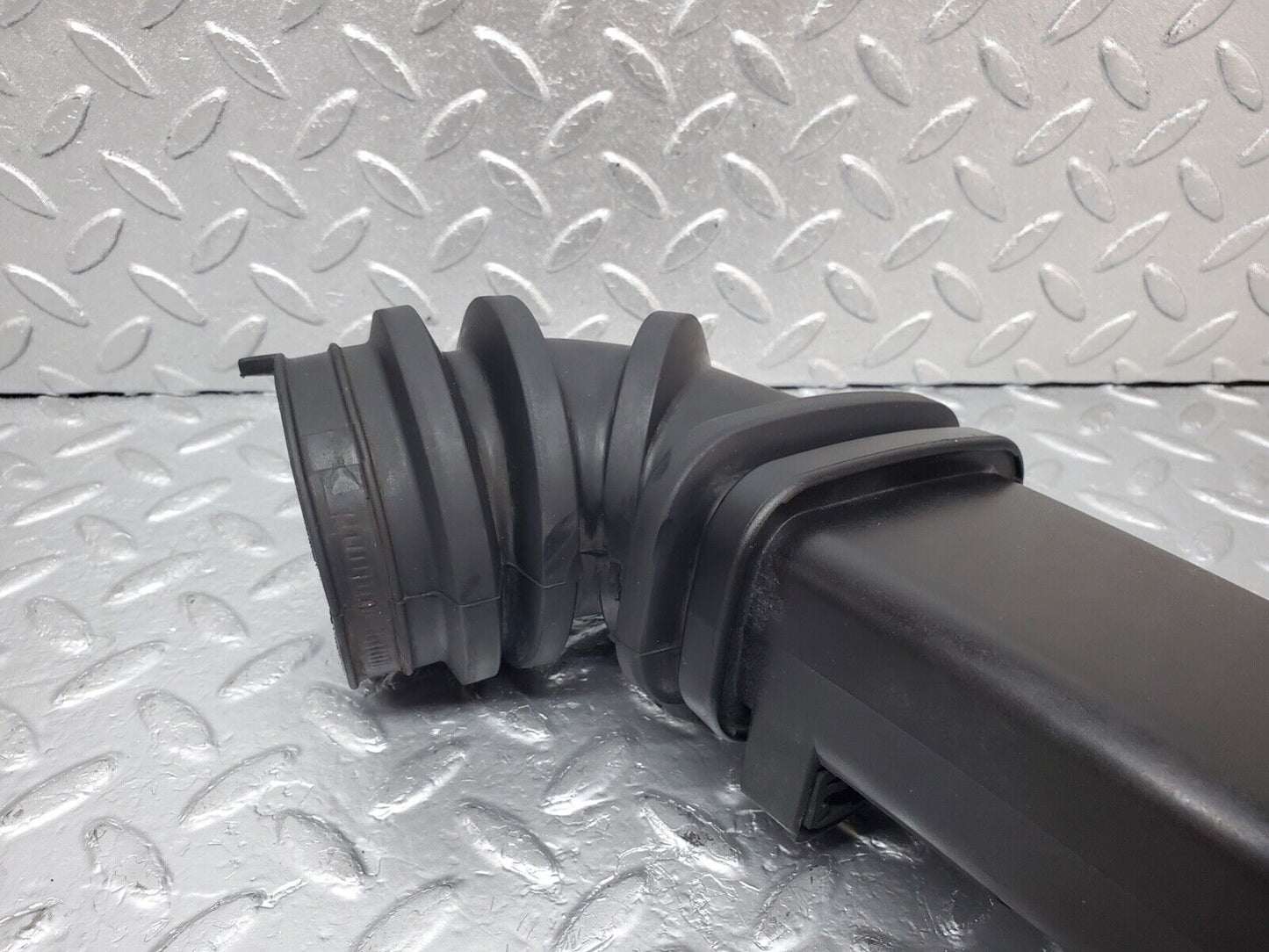 44588 Mercedes-Benz W124 220E Air Intake Pipe 1111400012 1110940091