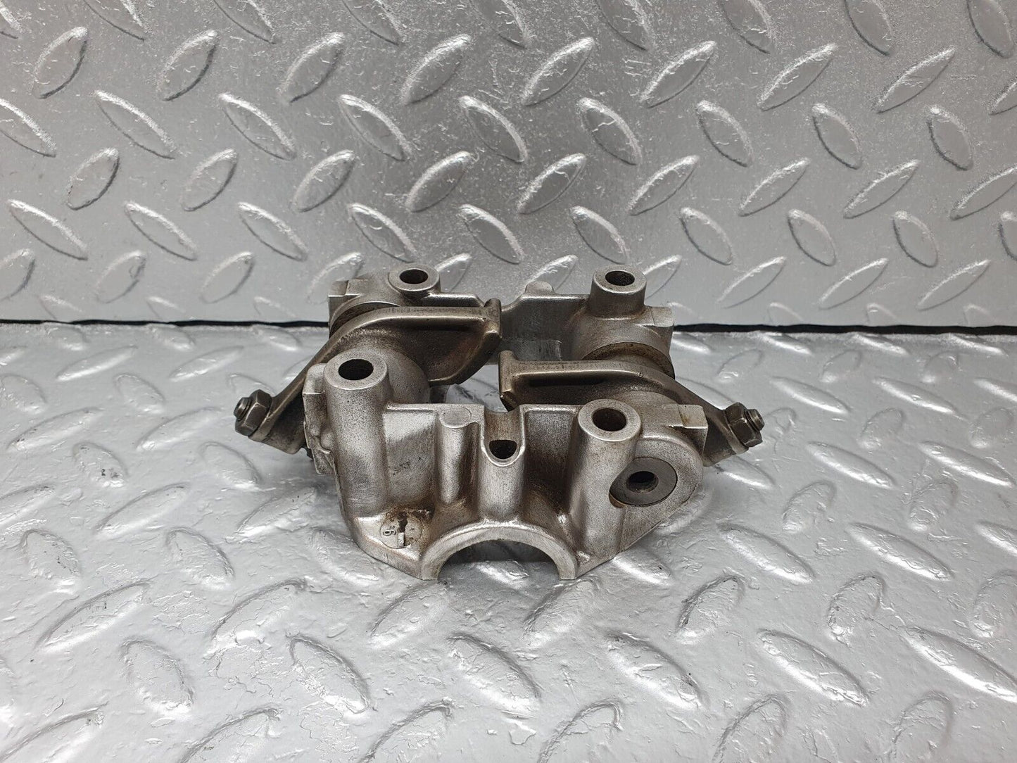 43064 Mercedes-Benz W123 Rocker Arms Camshaft Bearing Block 1020512110