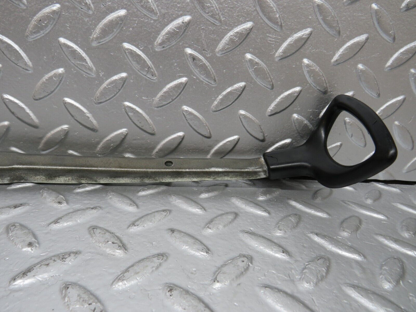 31150 Mercedes-Benz W123 200D Front Right Seat Sliding Adjust Handle
