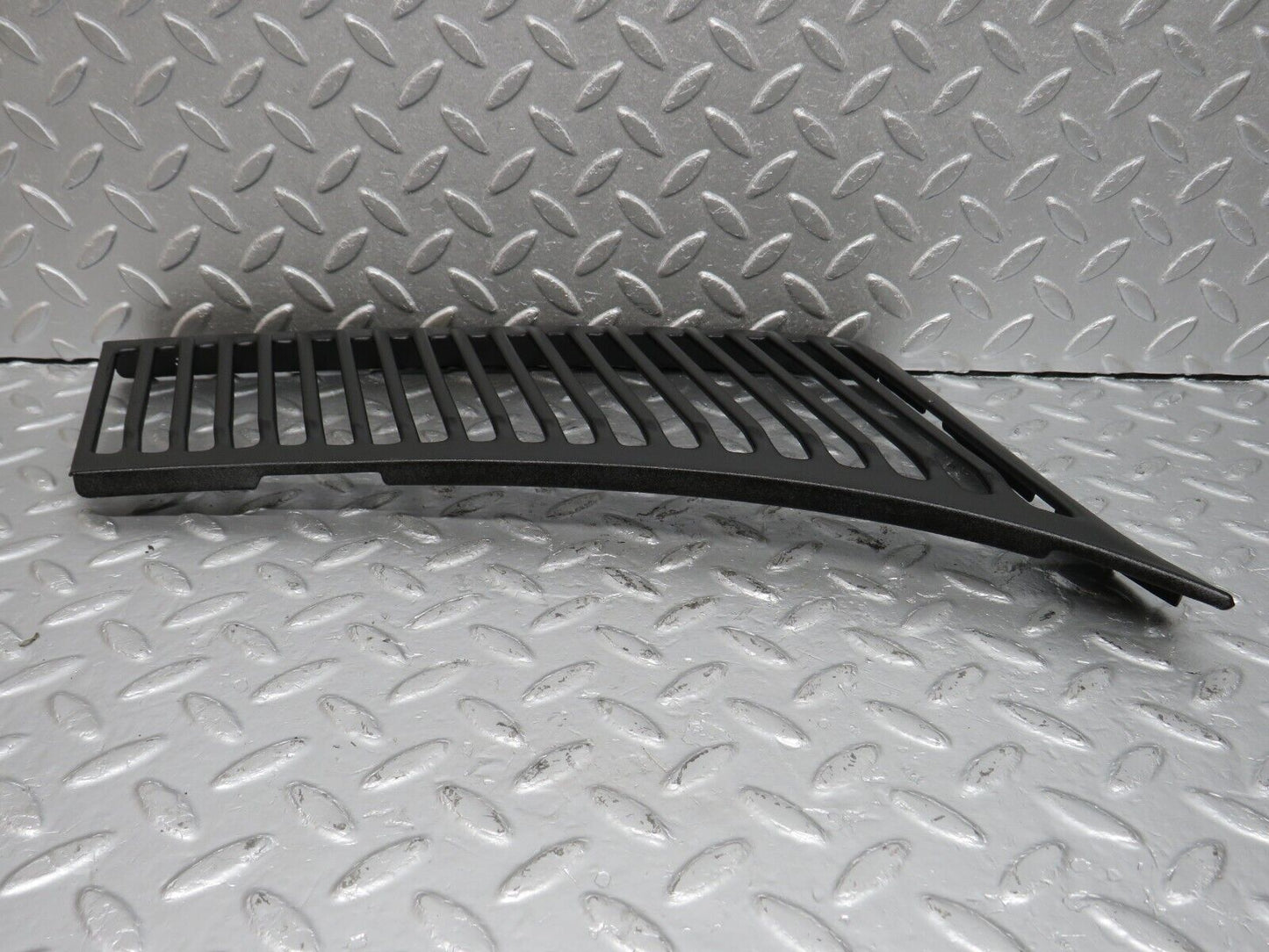 40080 Mercedes-Benz R107 350SL Air Intake Grill Right Side