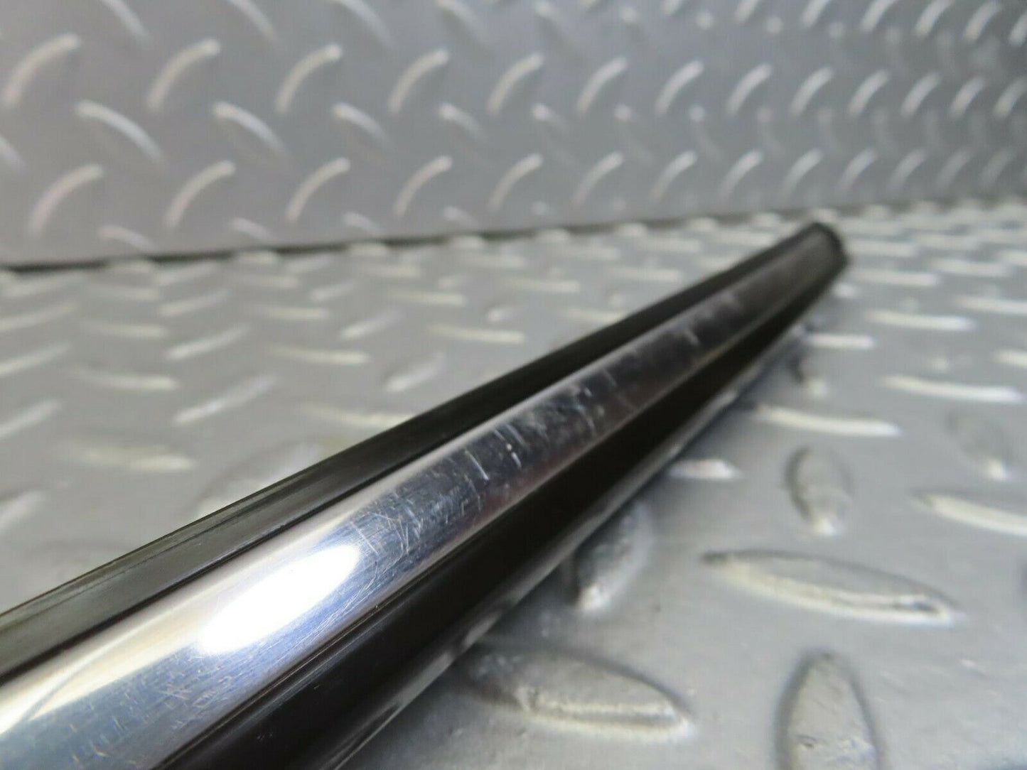 10275 Mercedes-Benz W123 Front Right Fender Centre Moulding Trim