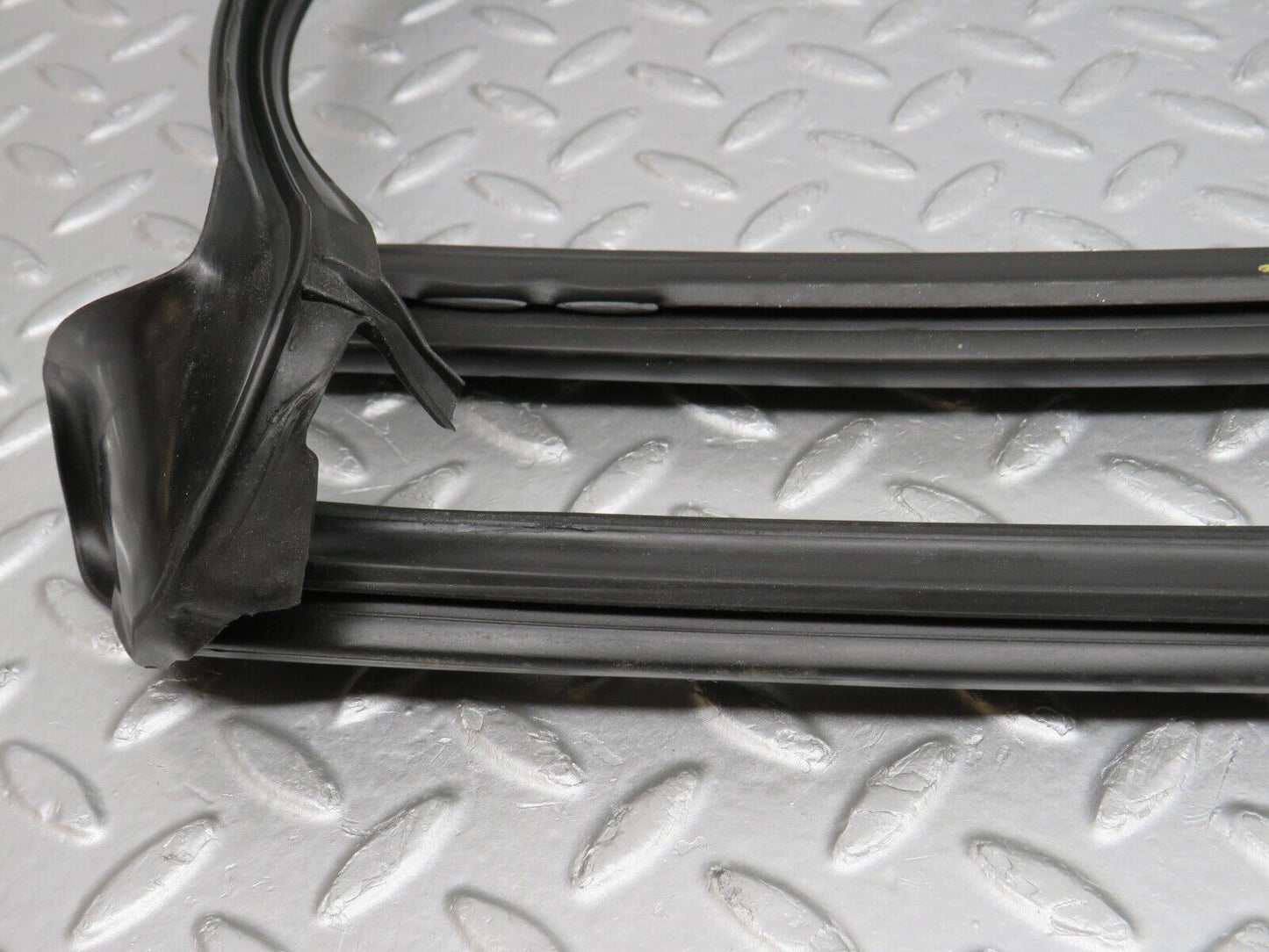 38606 Mercedes-Benz R129 280SL Coupe Front Windscreen Rubber Seal