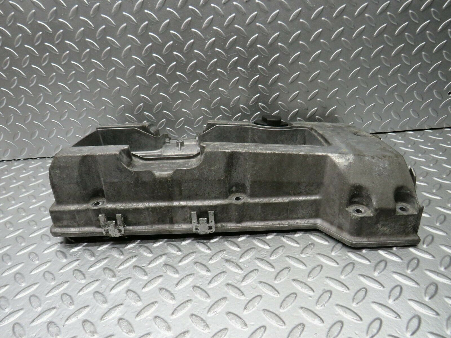 22500 Mercedes-Benz C124 E220 Coupe Cylinder Head Valve Cover 1110100330