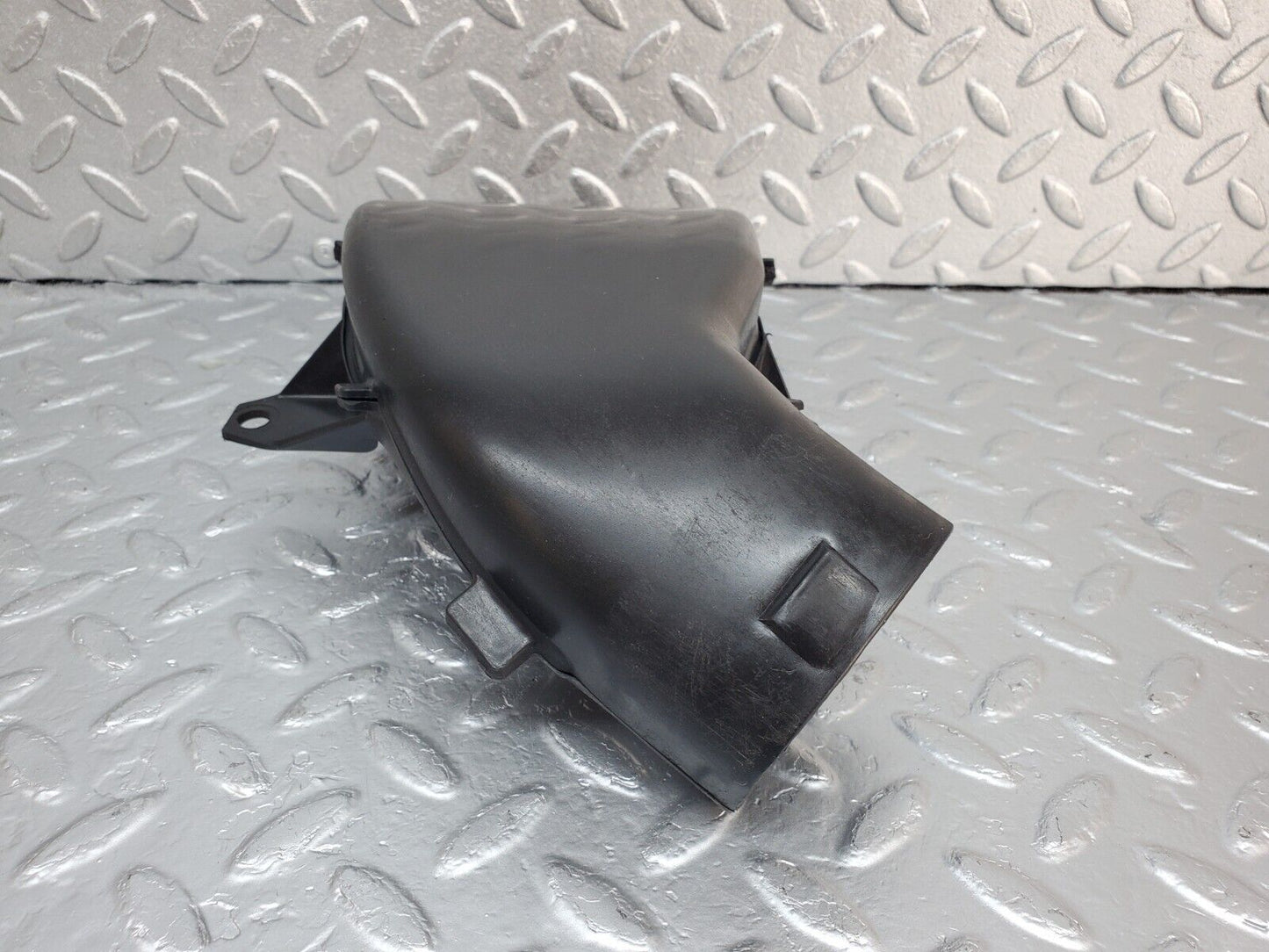 45571 Mercedes-Benz W126 420SE Air Intake Suction Pipe Left Side 1170940911