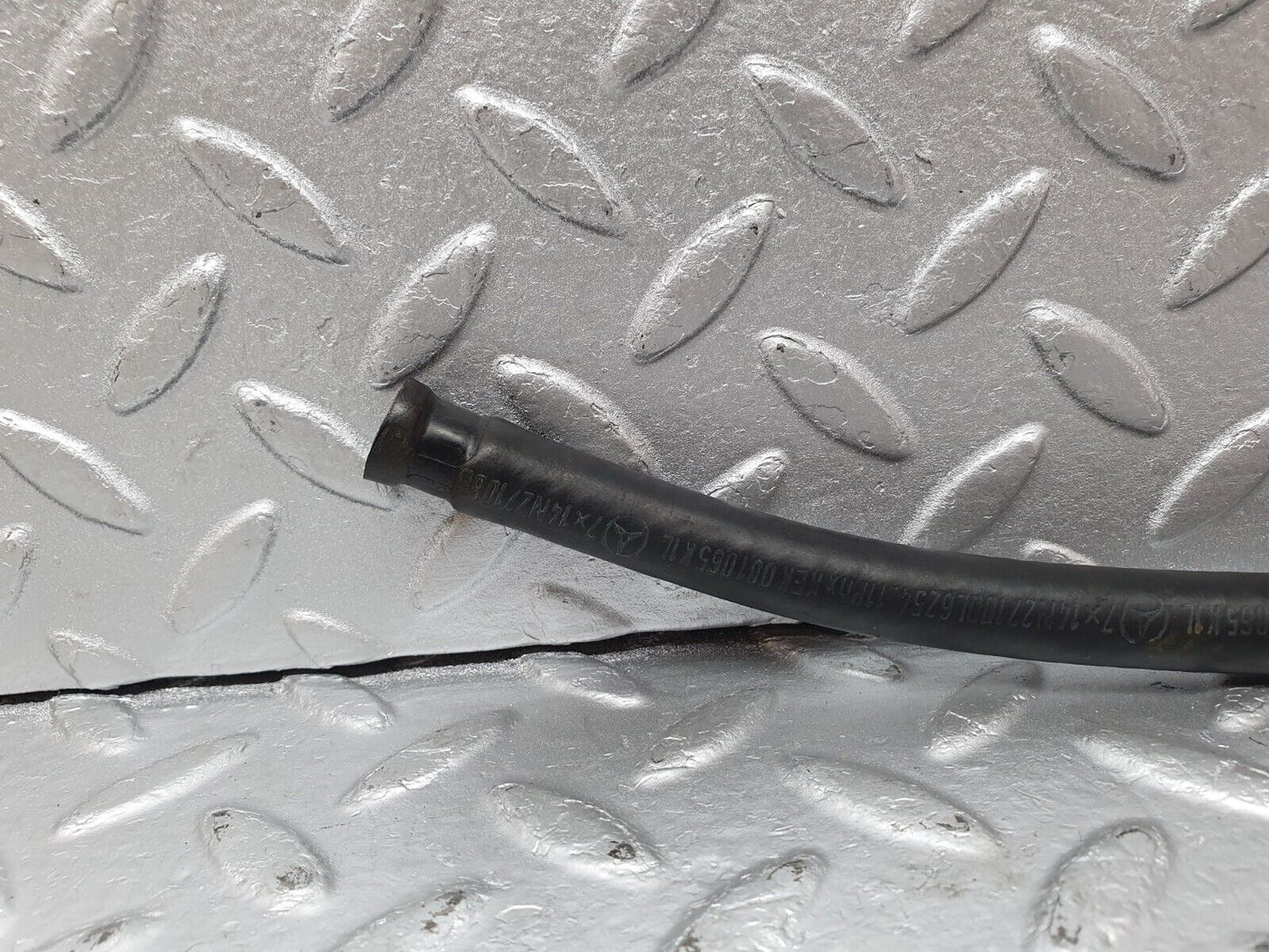 41623 Mercedes-Benz W124 200E Carburettor Heating Coolant Hose Pipe 1022031182