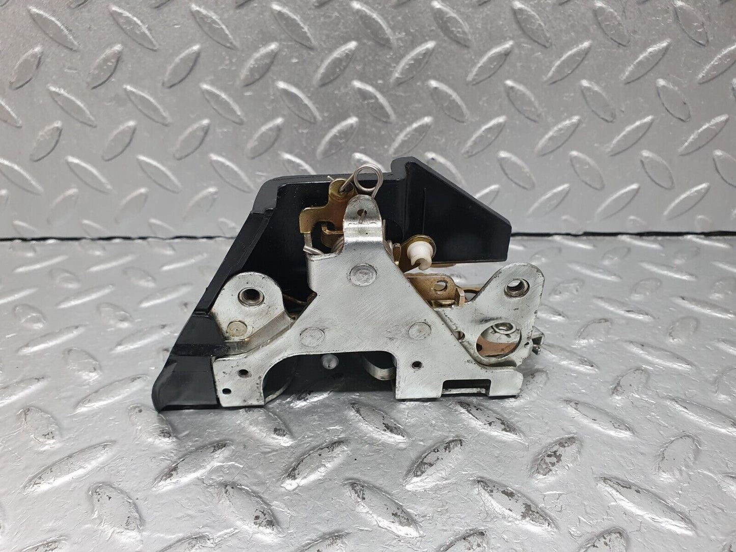 41106 Mercedes-Benz W126 300SE Rear Left Door Lock Mechanism 1237330108
