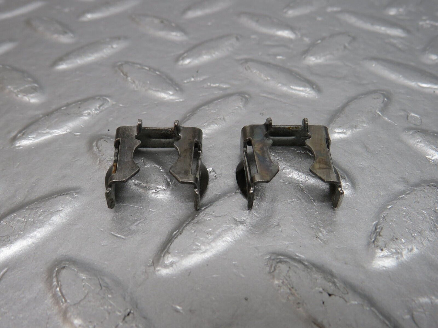 39777 Mercedes-Benz R129 320SL Coupe Fuel Injector Bracket 2x