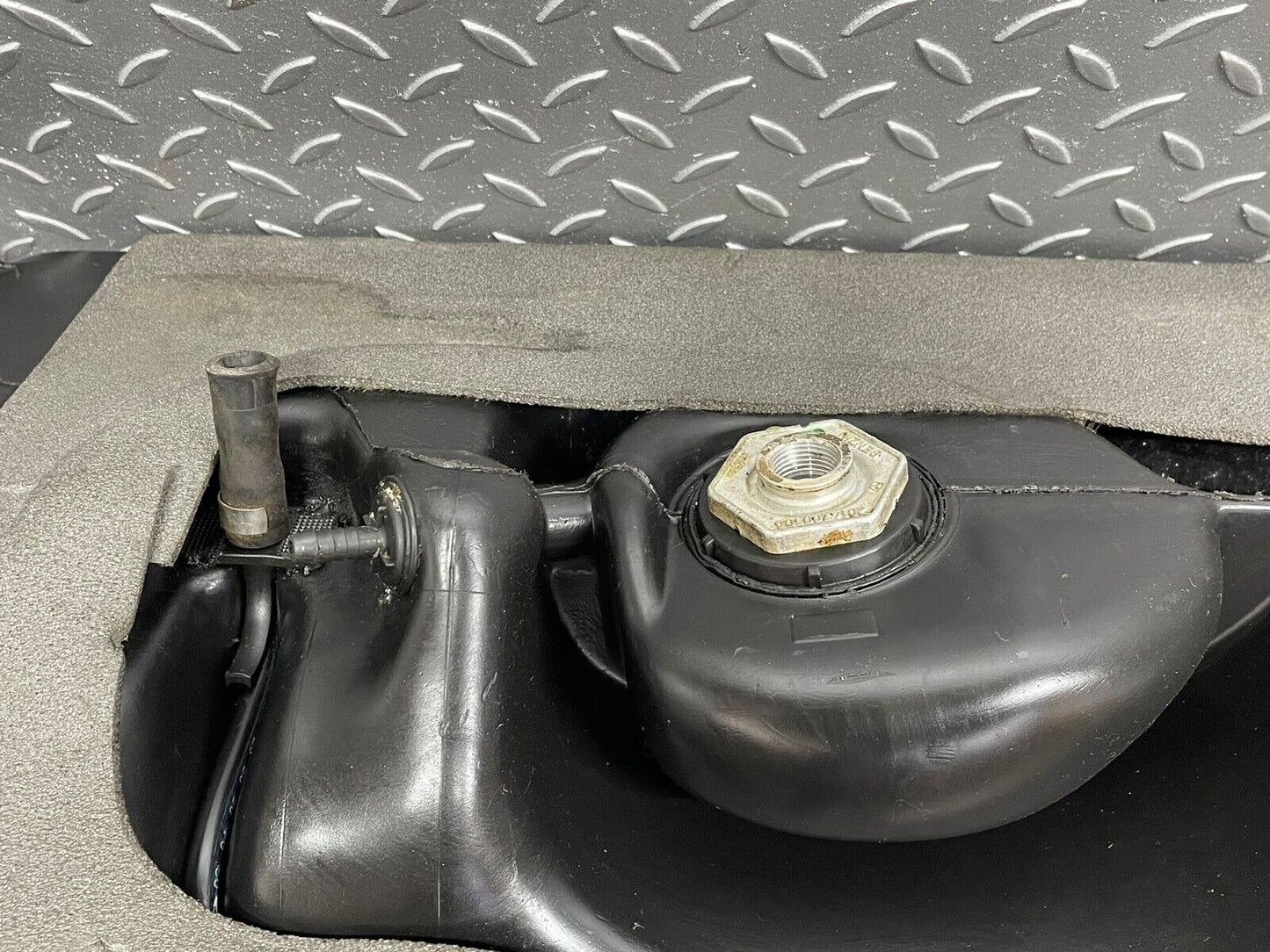 42636 Mercedes-Benz W201 190 Fuel Tank Plastic 2014702001