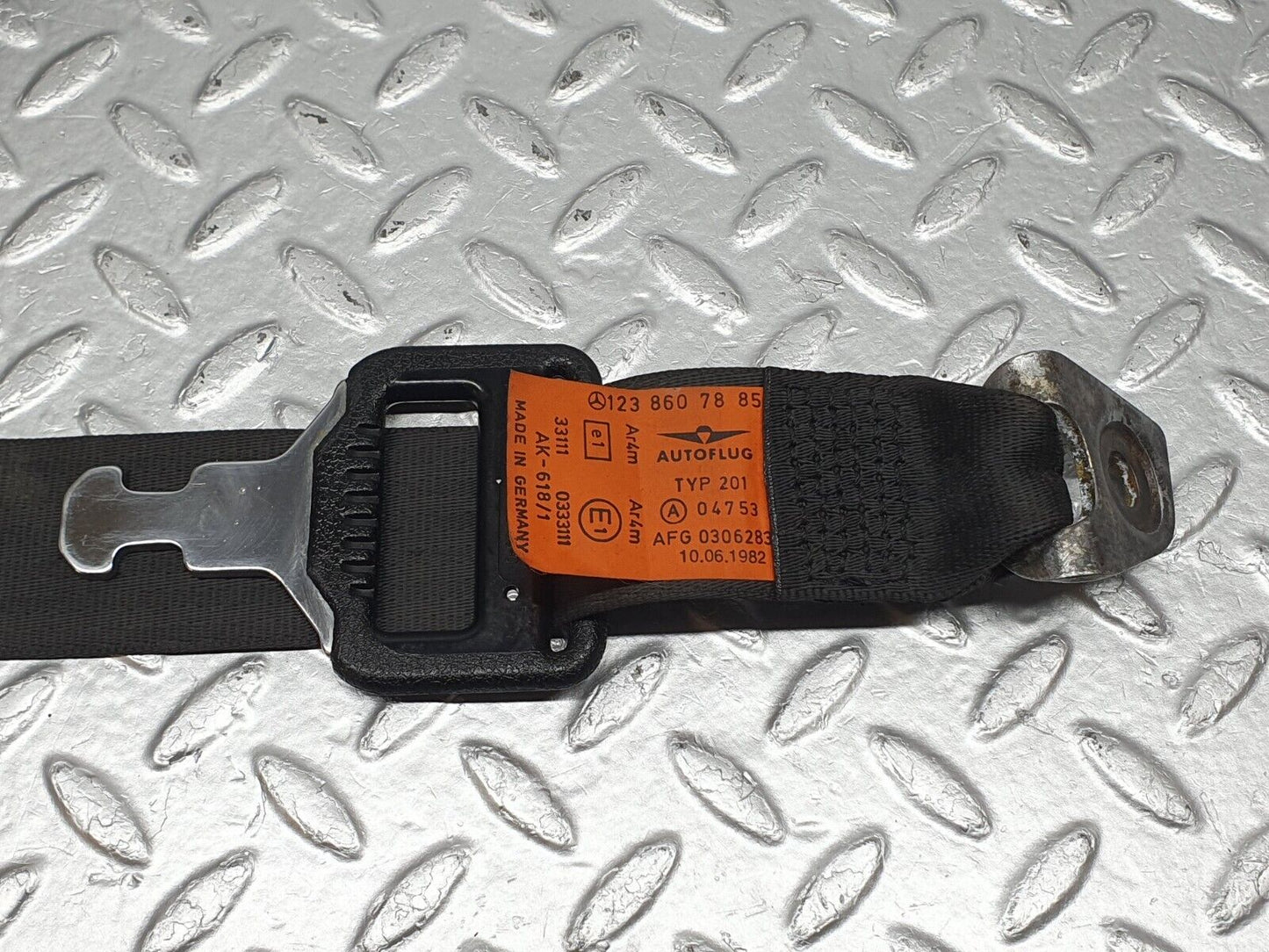 40820 Mercedes-Benz W123 300D Rear Seat Belt Set With Buckles 1238607885 1238607185 1238604969