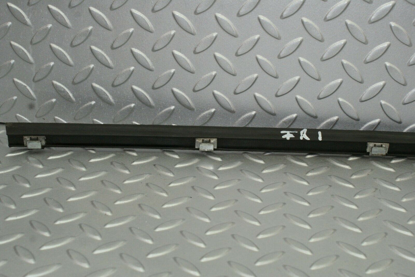 2647 Mercedes-Benz W116 350SE Glass Seal Trim Rubber Front Right