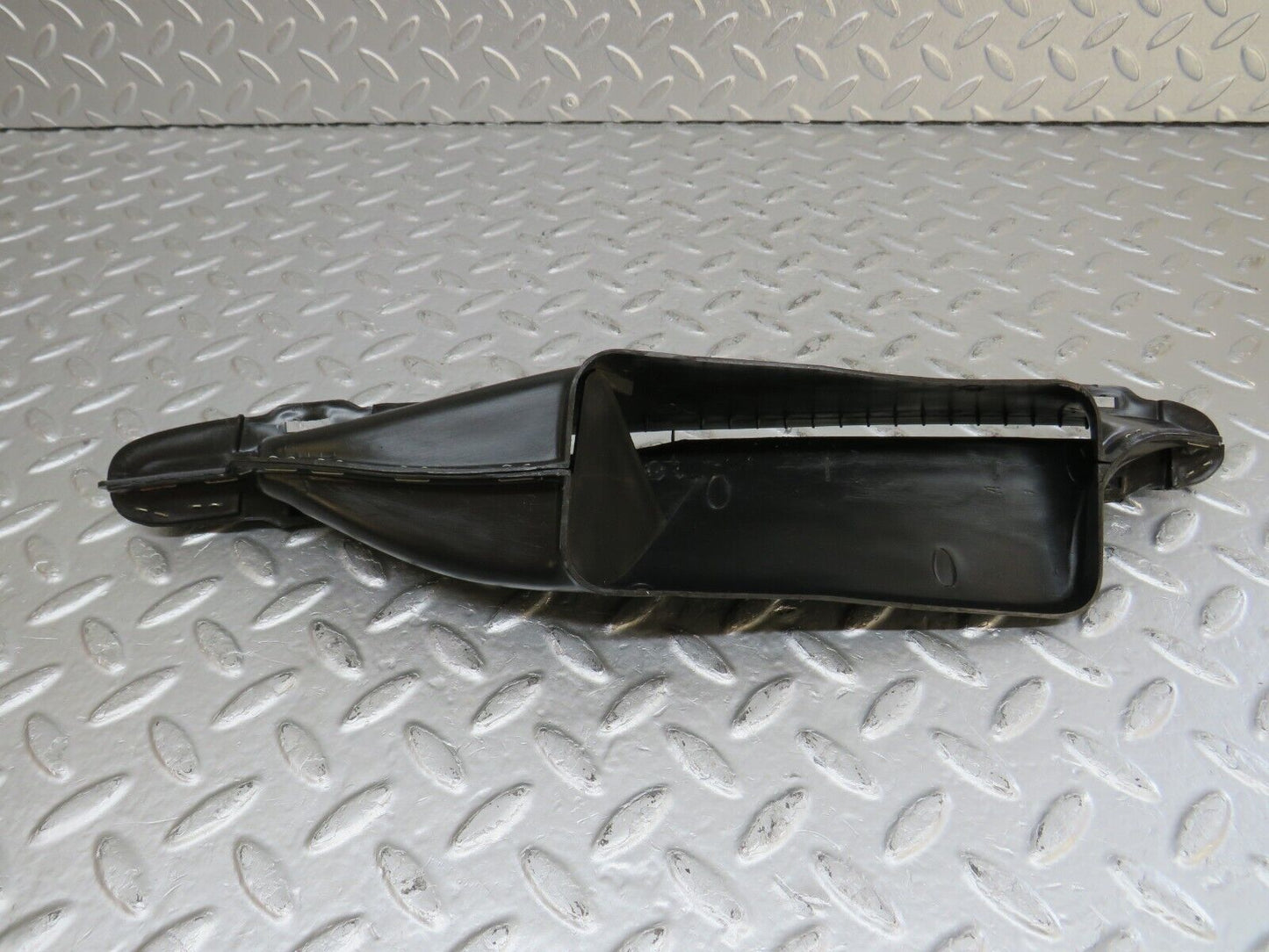 33874 Mercedes-Benz W201 190E 2.0L Dashboard Air Vent Duct Pair 2018310660