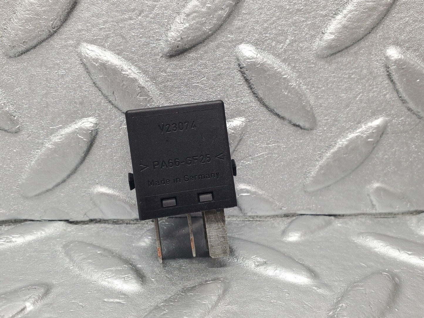 46924 Mercedes-Benz R129 320SL Coupe Indicator Relay 0025421119