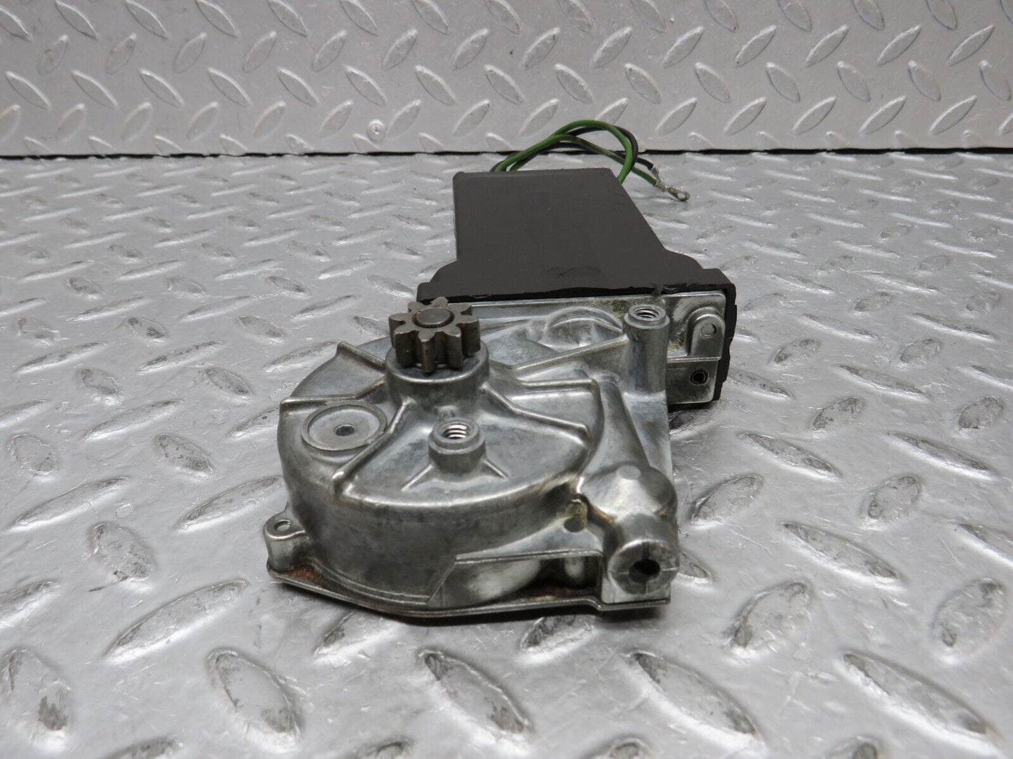 37419 Mercedes-Benz W109 300SEL Rear Right Window Regulator Motor Bosch 0132001102