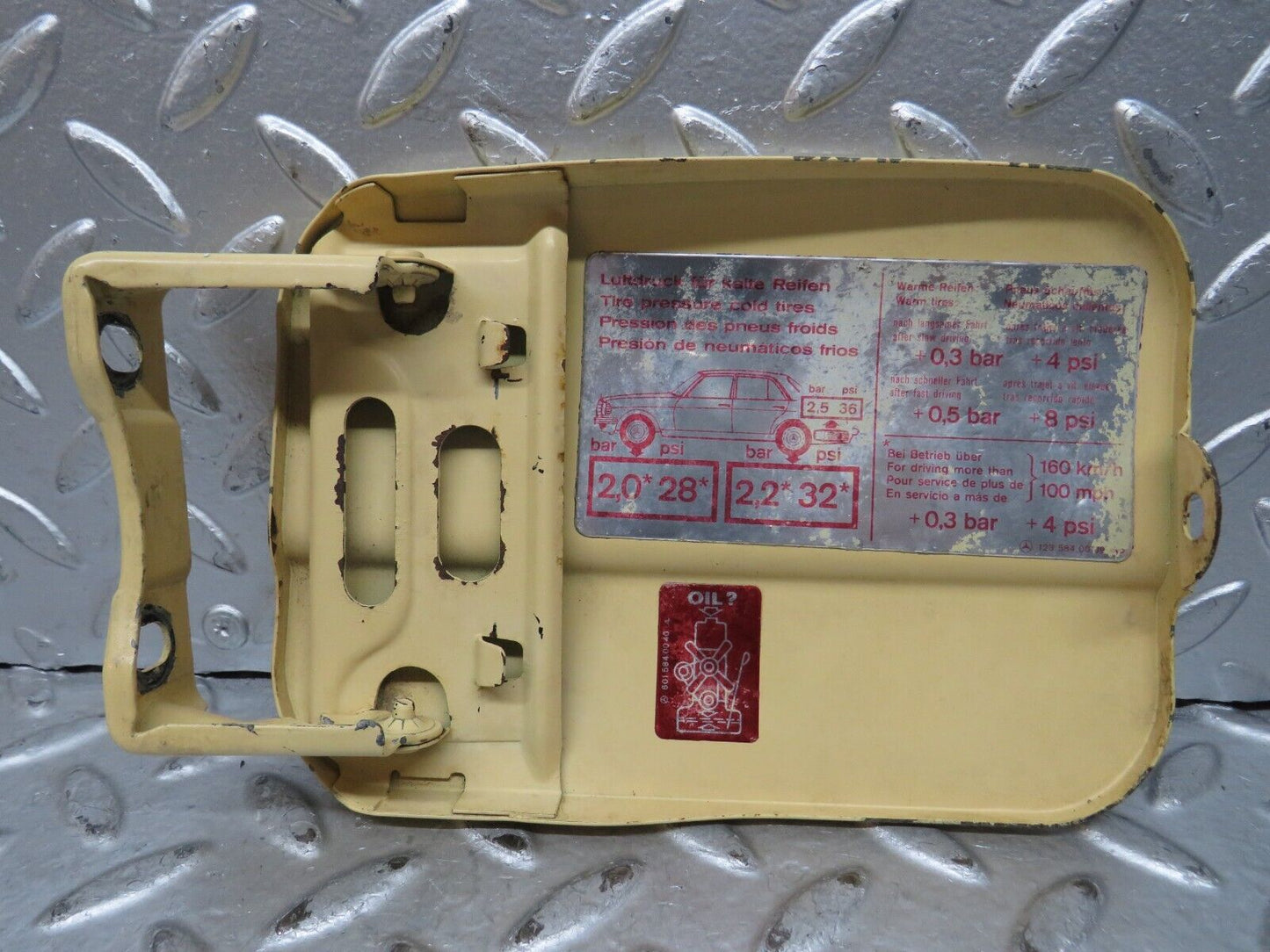 28744 Mercedes-Benz W123 230E Fuel Tank Flap Cap 1235840039