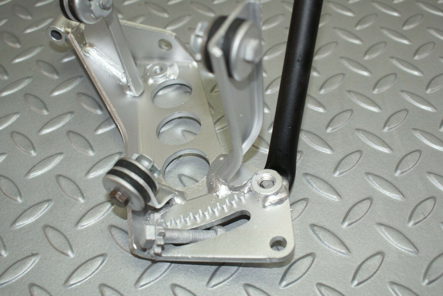 2999 Mercedes-Benz C123 280CE Coupe Power Steering Pump Holder Bracket