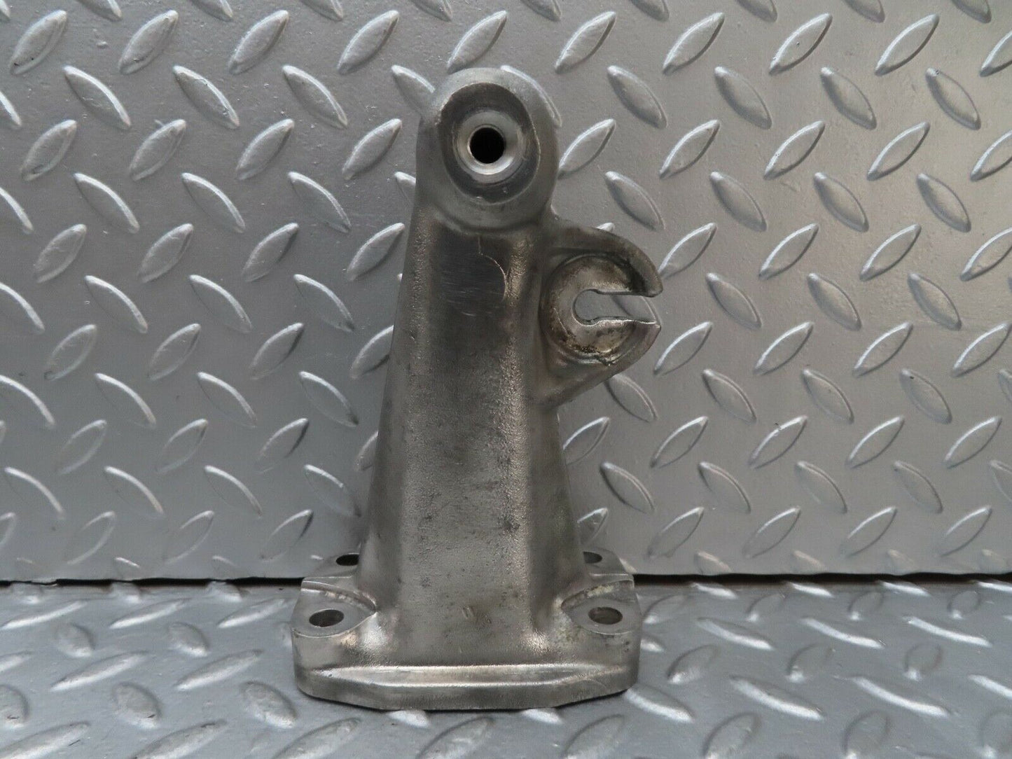 16920 Mercedes-Benz C123 280CE Coupe Engine Mount Bracket Left Side 1232230204