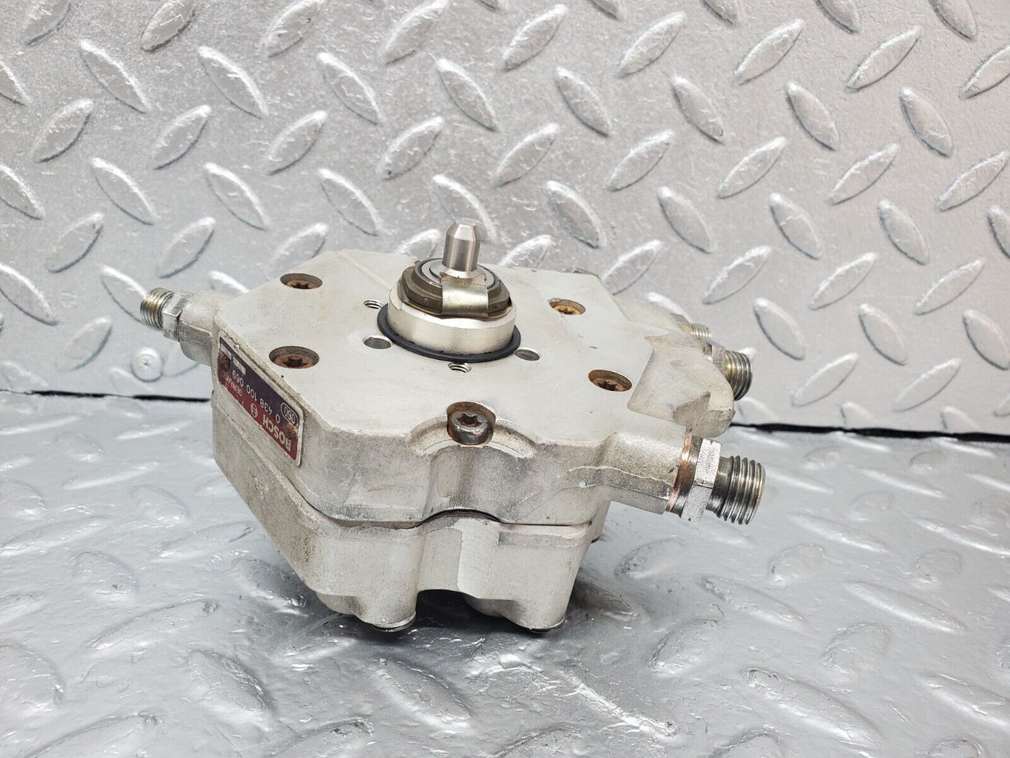 44284 Mercedes-Benz W123 280E Fuel Distributor Bosch 0438100069