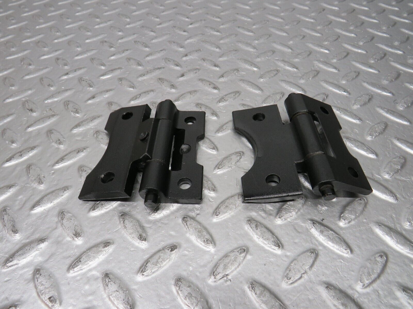 31120 Mercedes-Benz W123 200D Door Hinge Pair 1237200037