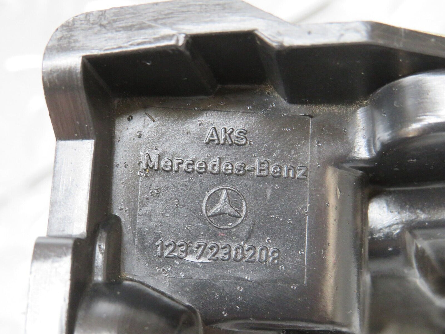 27402 Mercedes-Benz W123 280E Front Right Door Lock Mechanism 1237230208