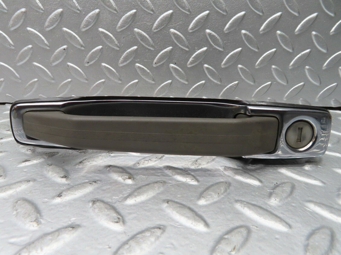 21538 Mercedes-Benz W126 300SE Front Right Exterior Door Handle No Key