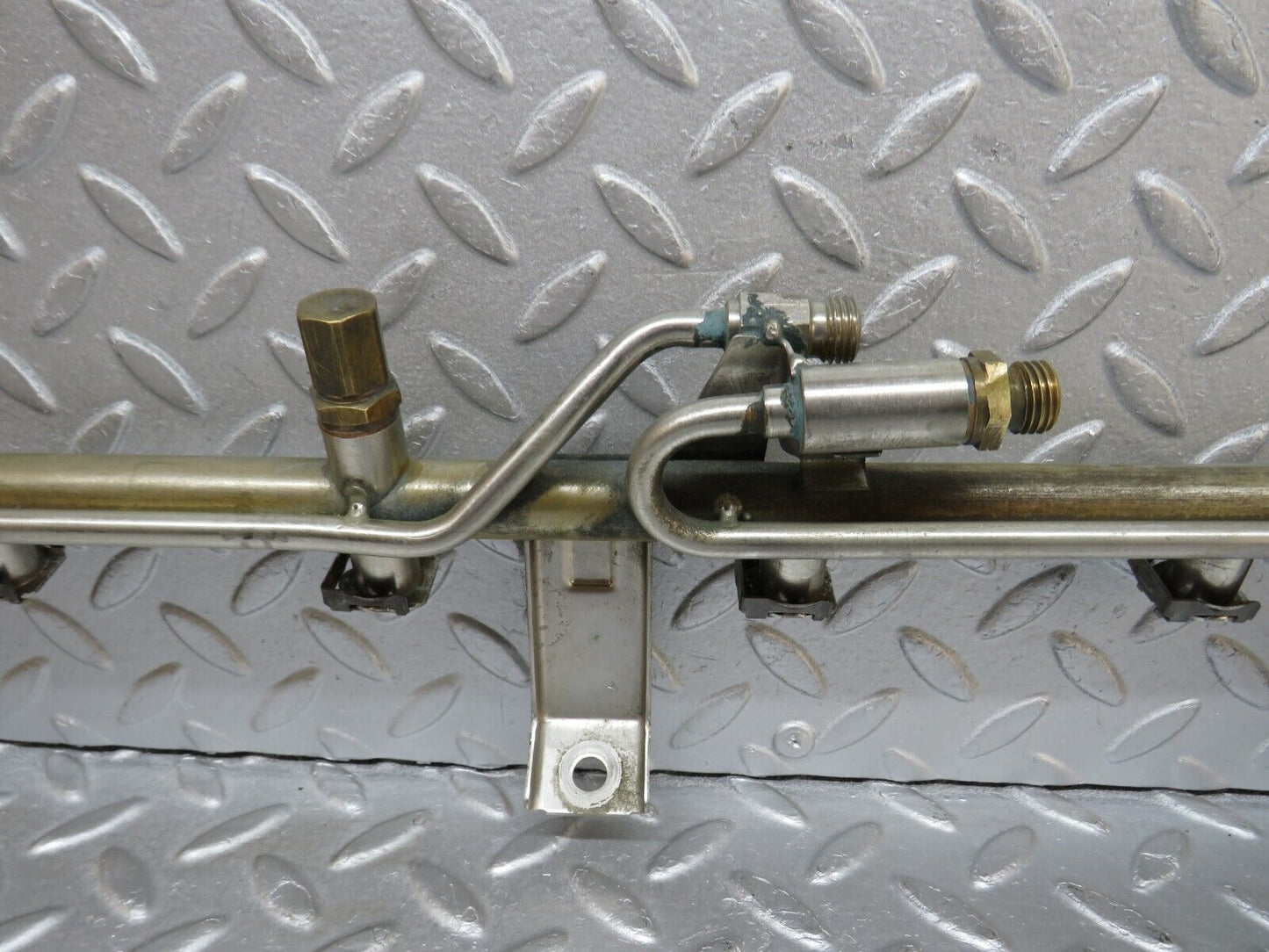 38079 Mercedes-Benz A124 320E Cabriolet Fuel Injector Rail