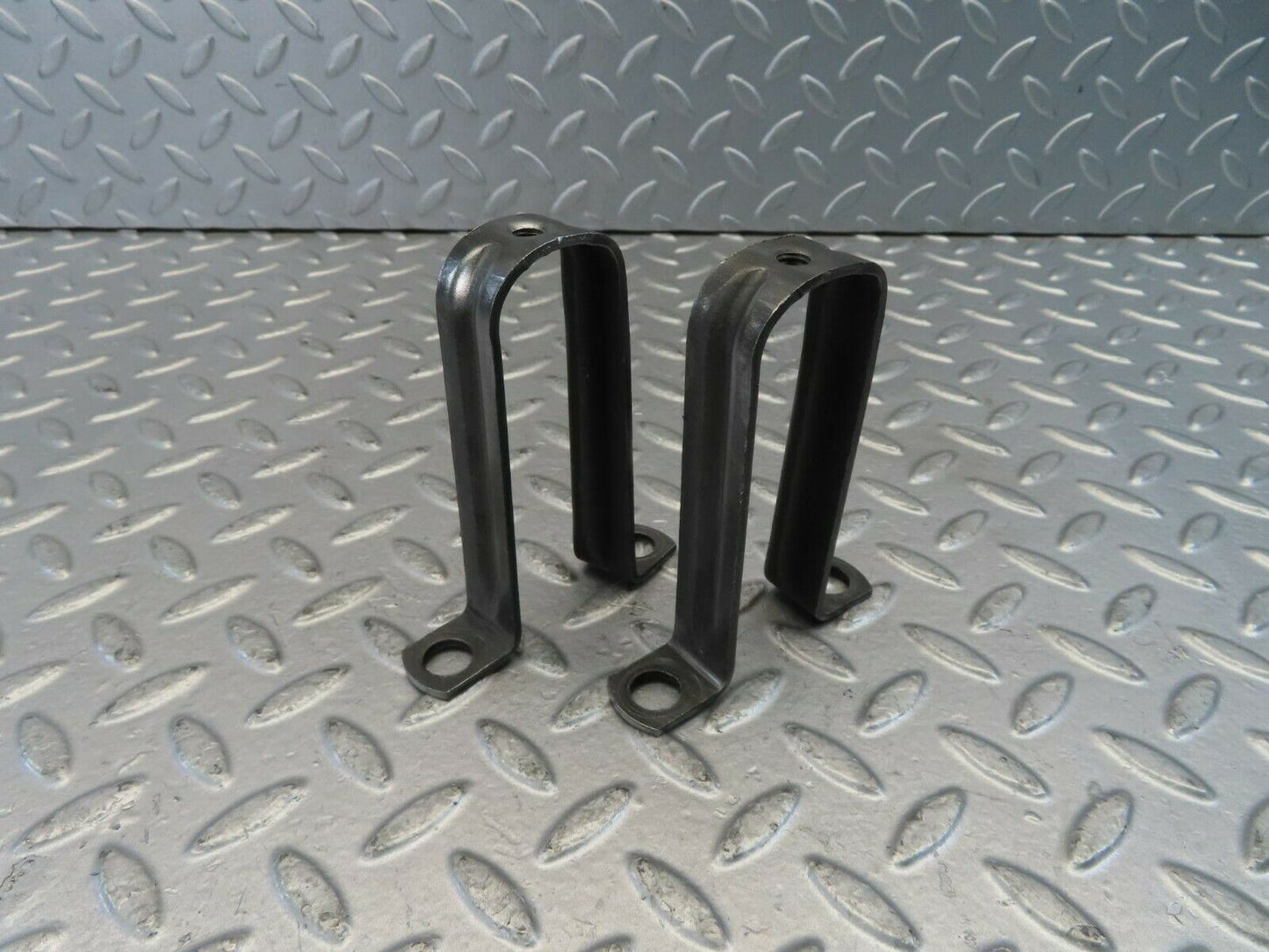 10966 Mercedes-Benz W115 220D Camshaft Oil Tube Holder