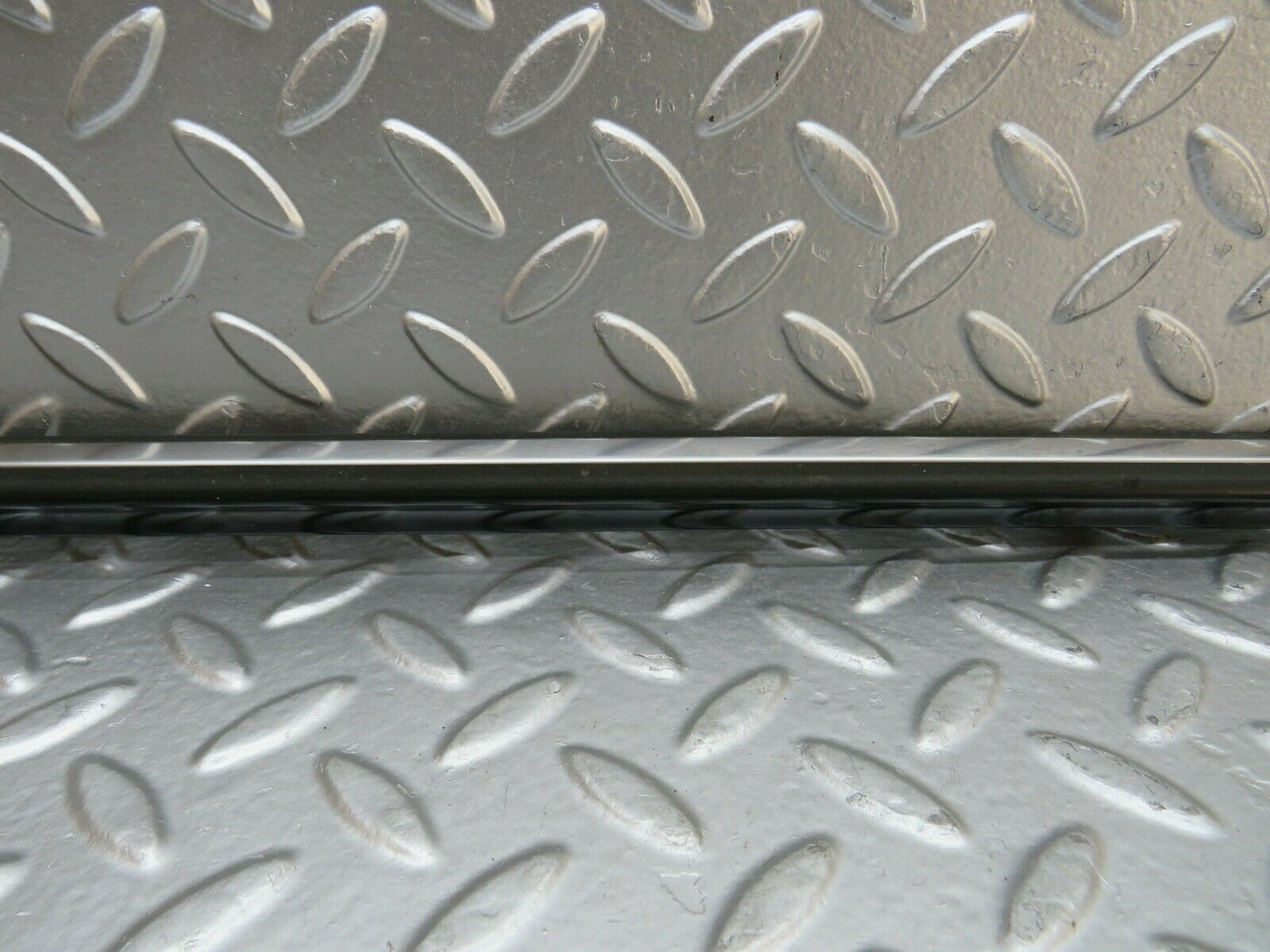 24007 Mercedes-Benz W123 280E Front Left Fender Wing Centre Moulding Trim
