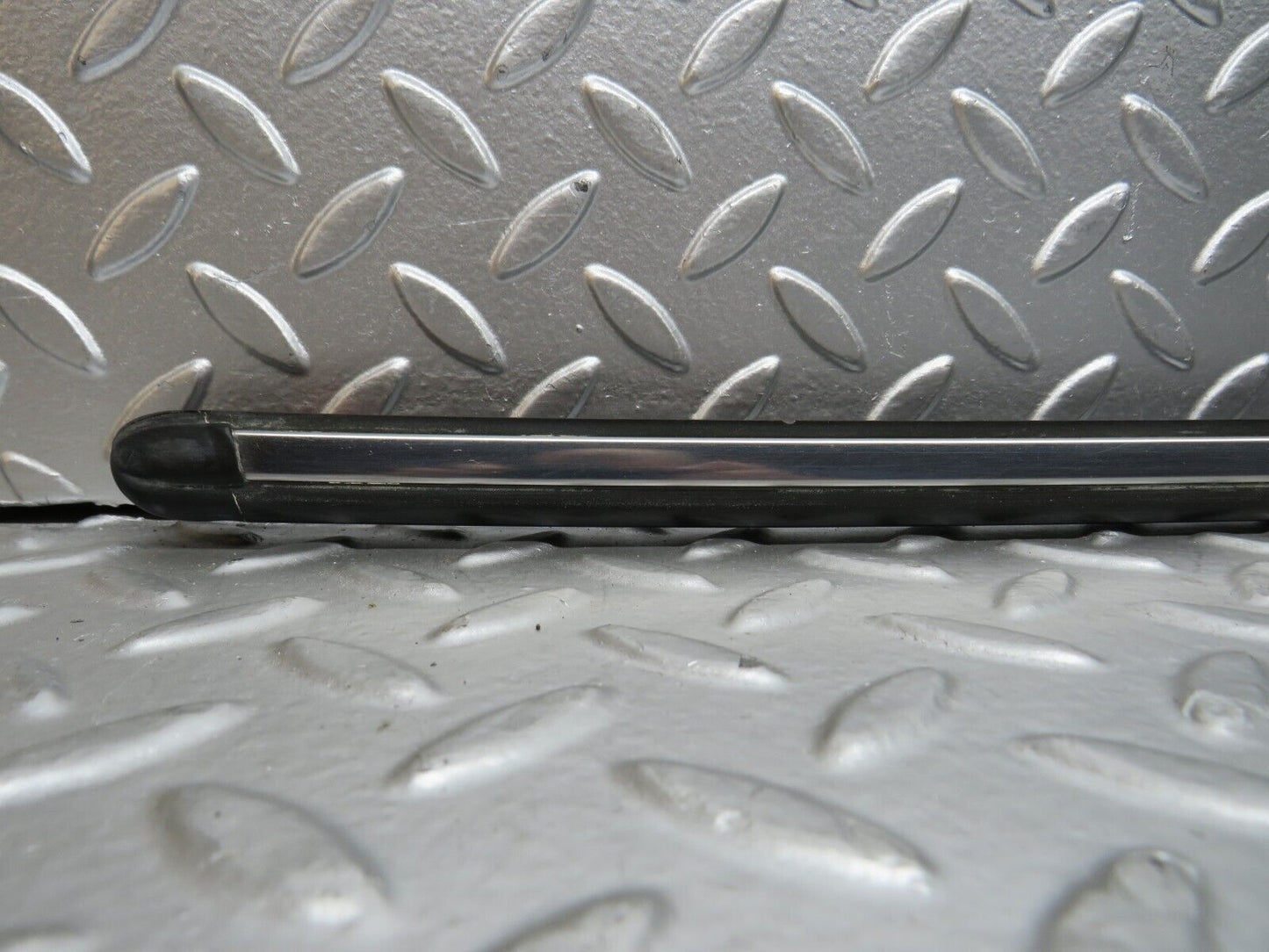 28619 Mercedes-Benz W123 280E Front Left Fender Wing Centre Moulding Trim