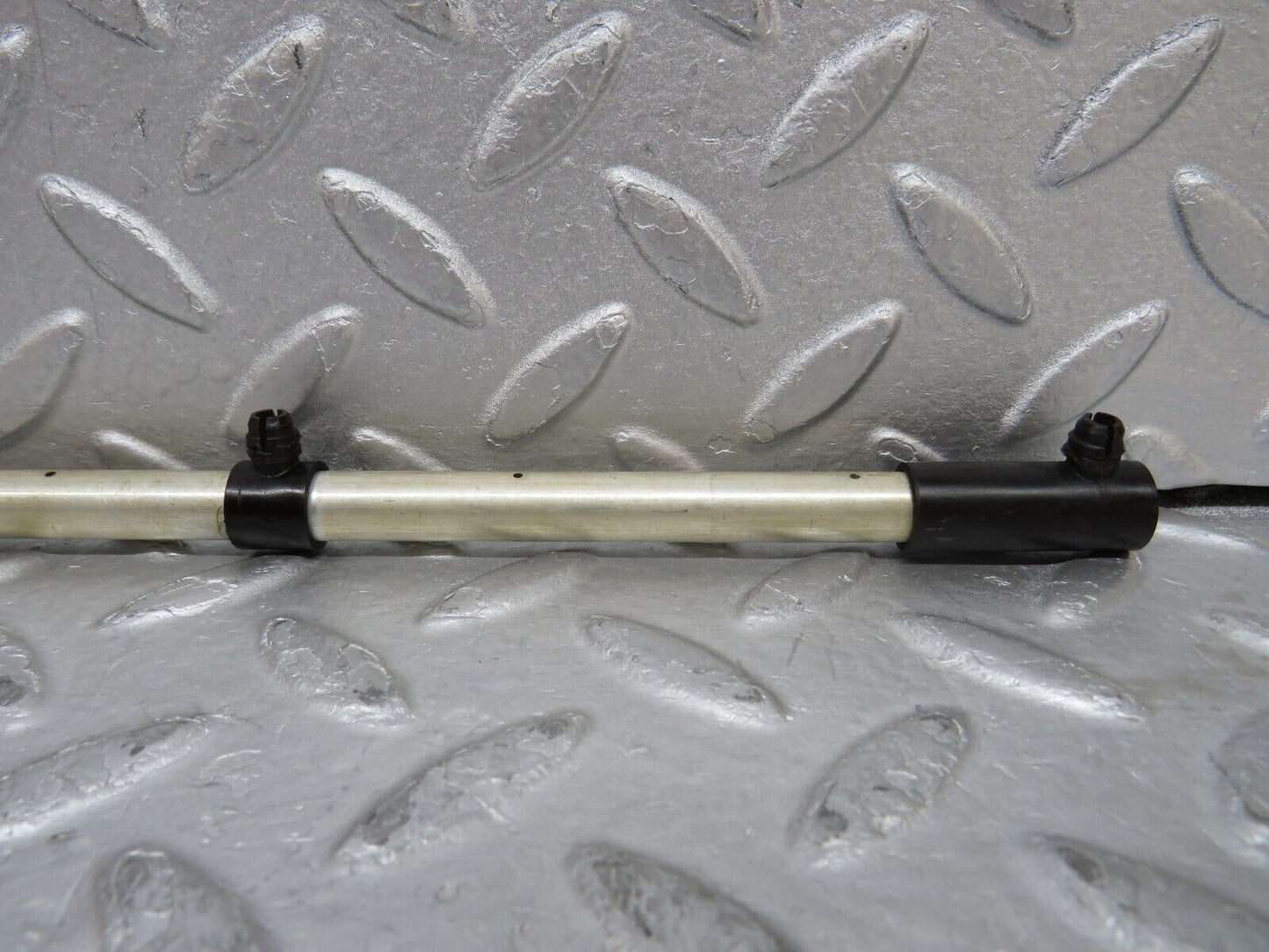 37141 Mercedes-Benz C126 420SEC Coupe Camshaft Oil Tube