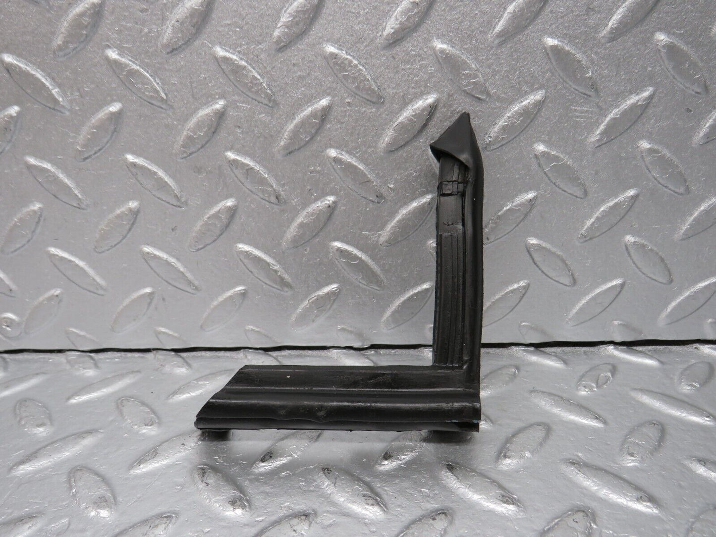 39172 Mercedes-Benz R107 500SL Front Left Rubber Window Guide 1077250125