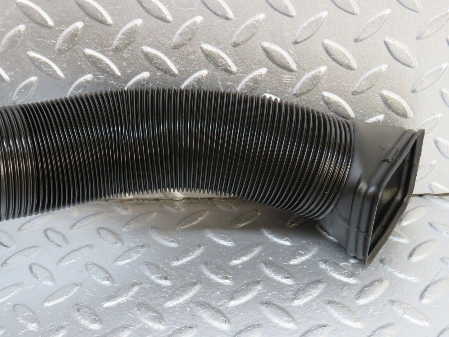 33584 Mercedes-Benz W201 190E 2.0L Air Duct Pipe Hose Right 2018311846 2018311646