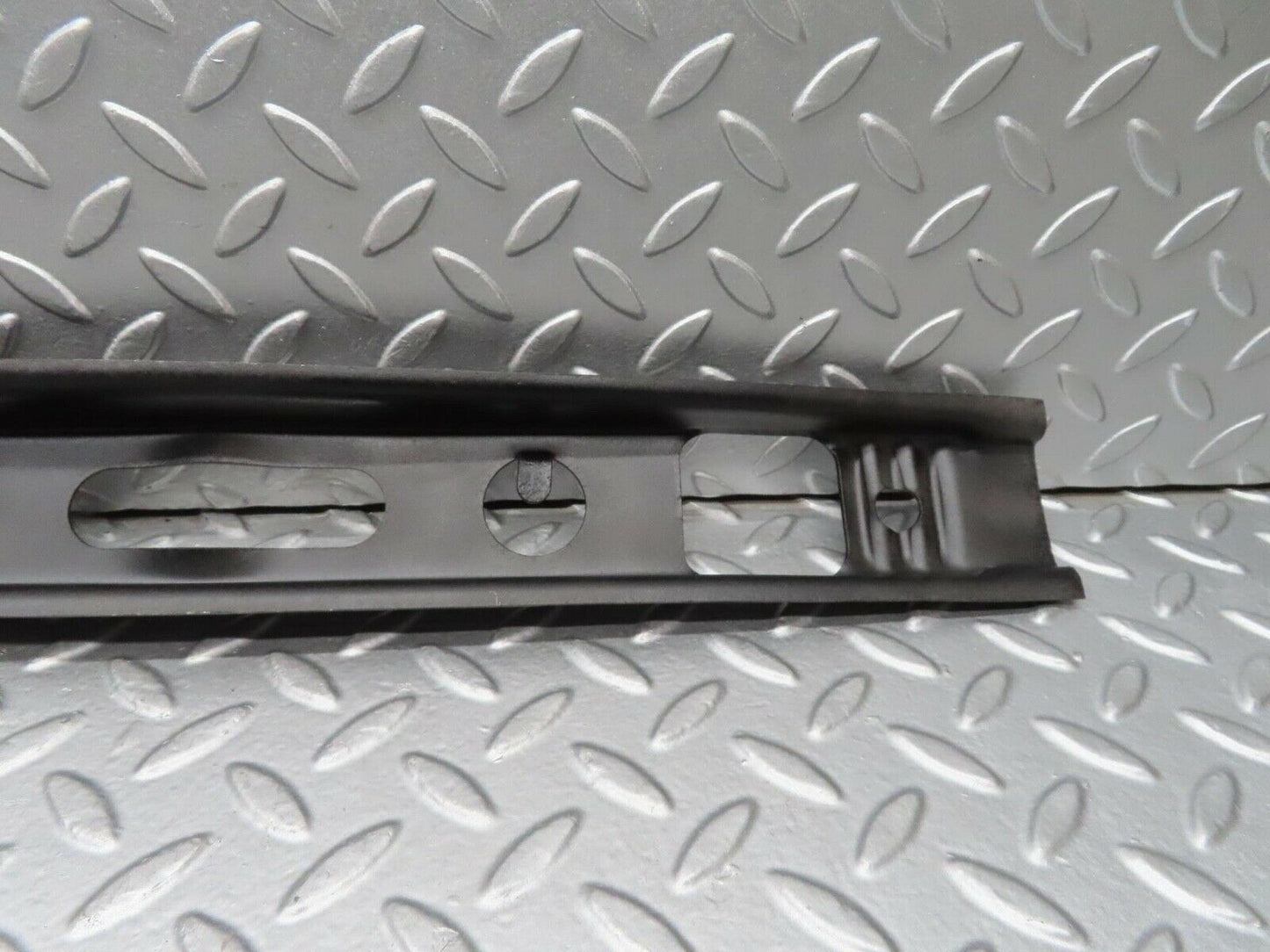 15351 Mercedes-Benz W123 230E Front Bumper Centre Bracket