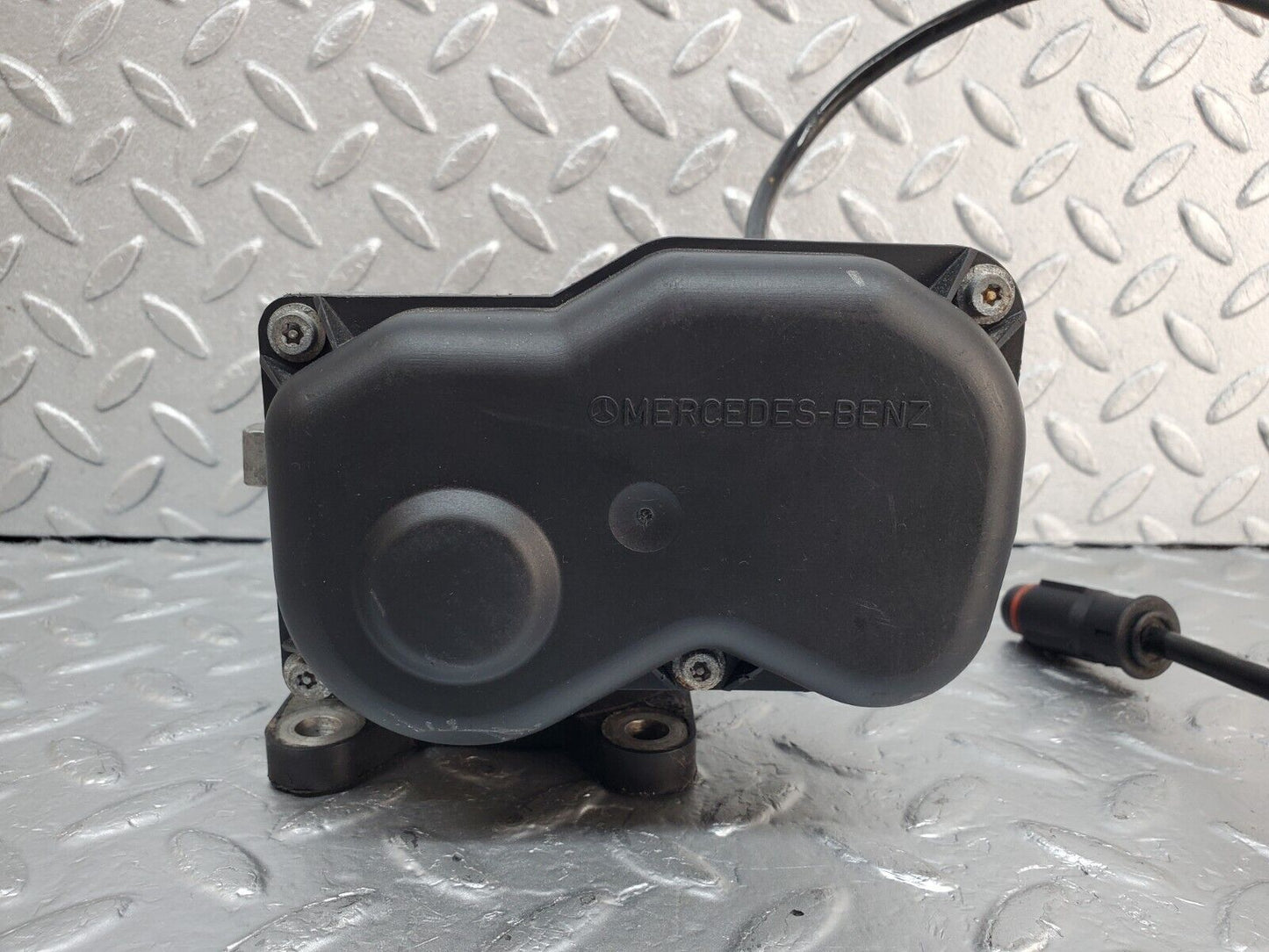 44844 Mercedes-Benz W124 220E Throttle Body Valve 1111400144
