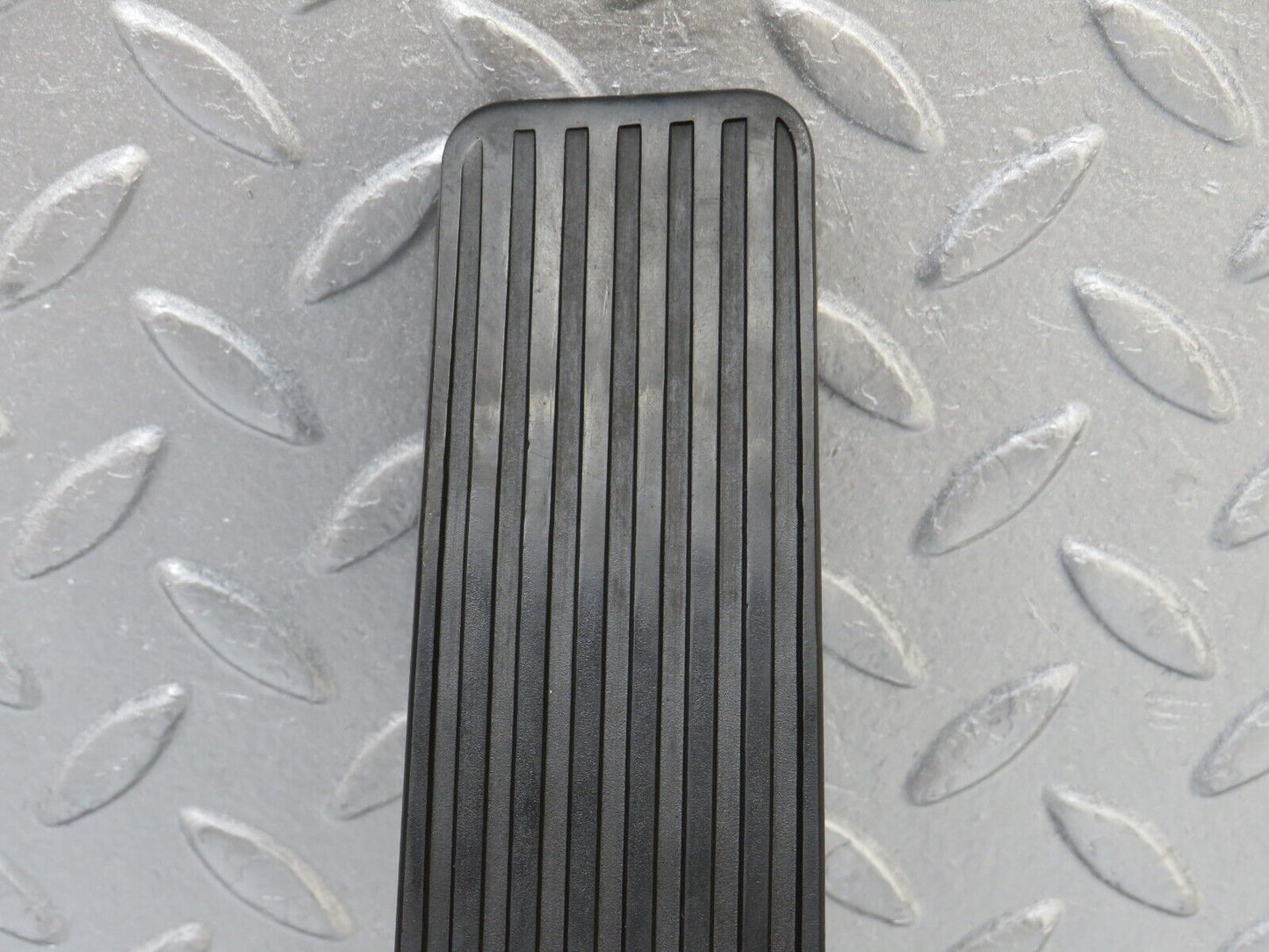 36568 Mercedes-Benz W201 190E 2.0L Accelerator Pedal & Rubber 1263000504 1233010082