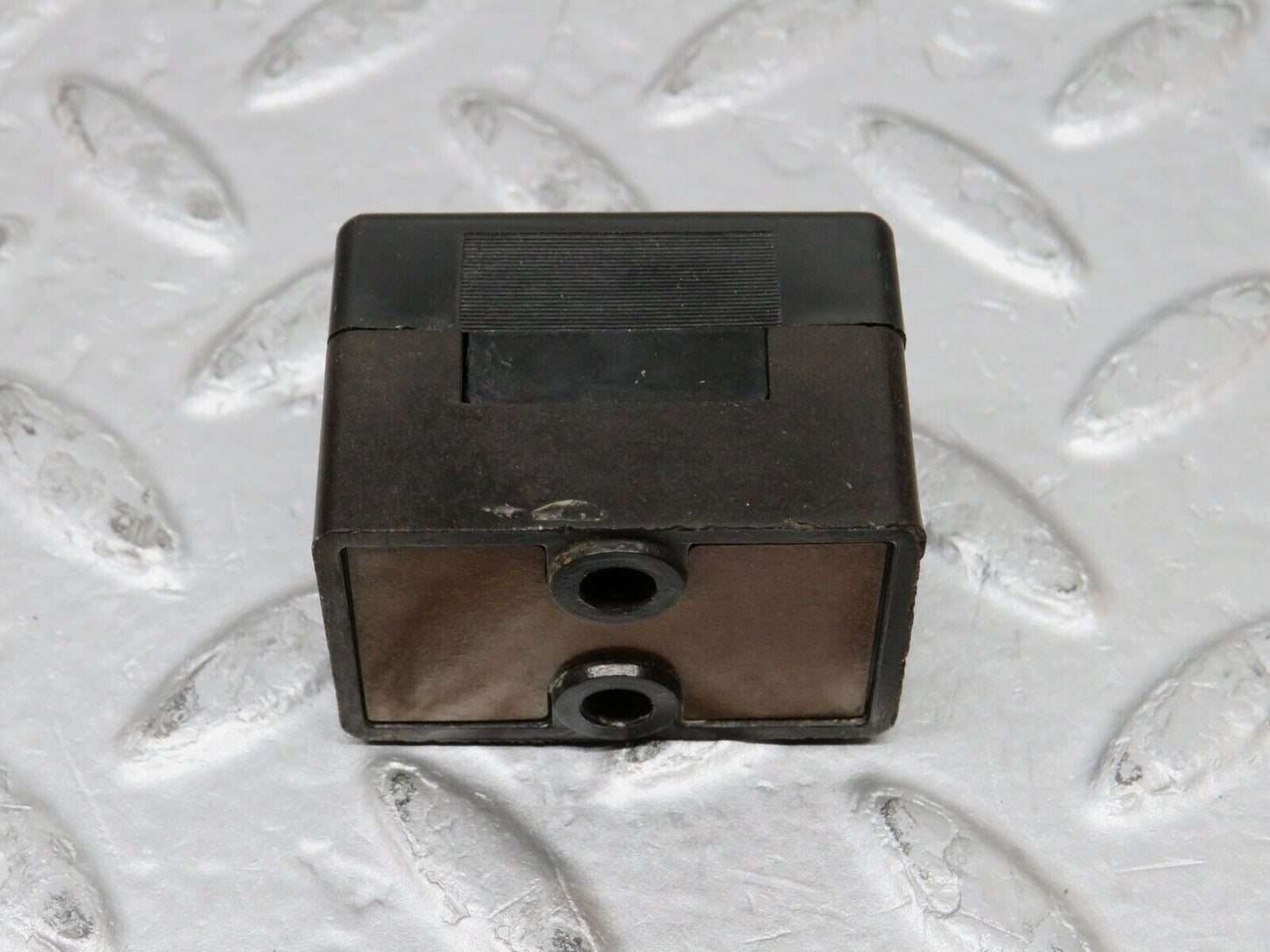 37324 Mercedes-Benz W109 300SEL Fuse Box Connector