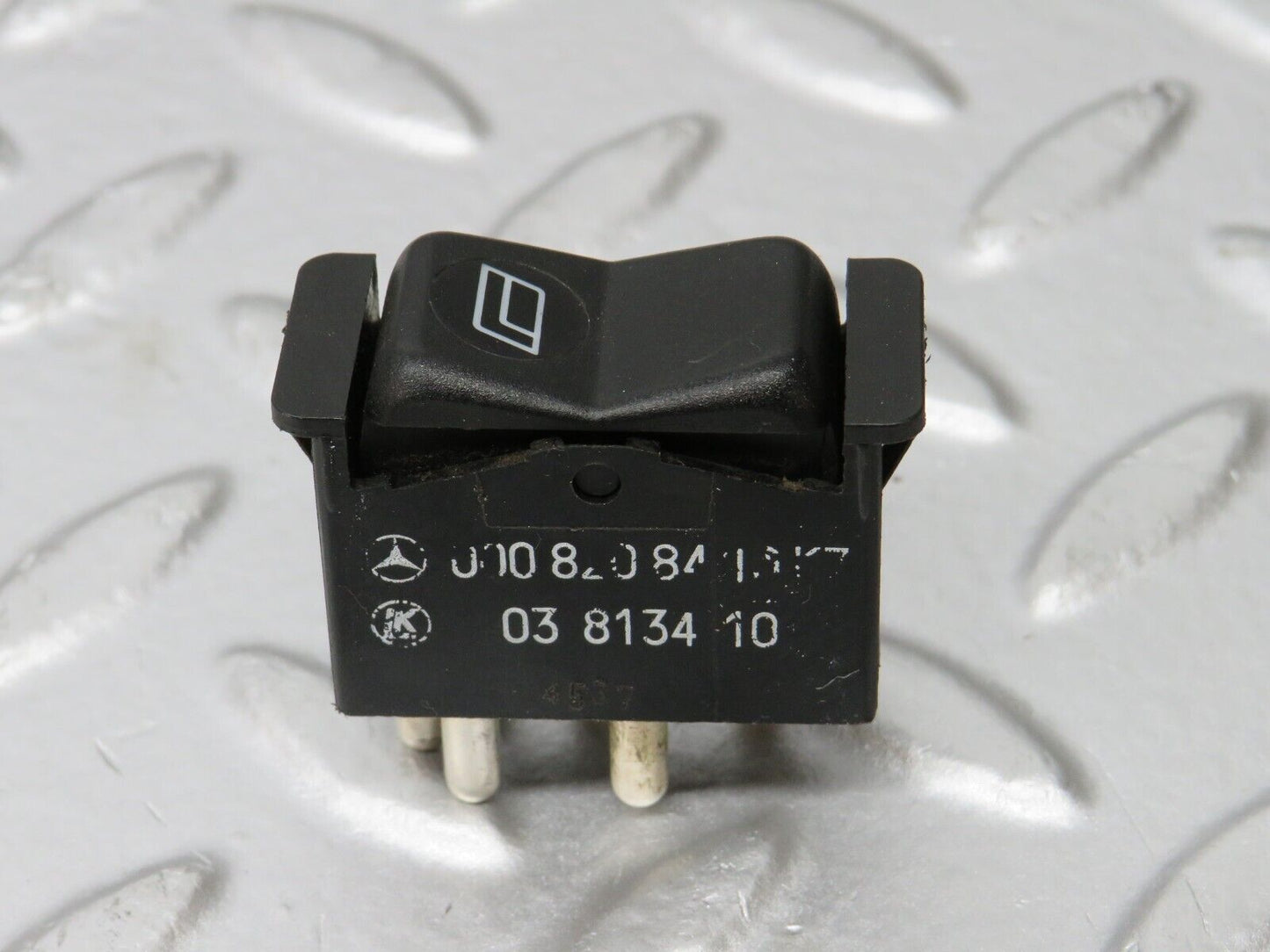 32209 Mercedes-Benz W123 230E Rear Right Electric Window Switch 0008208410