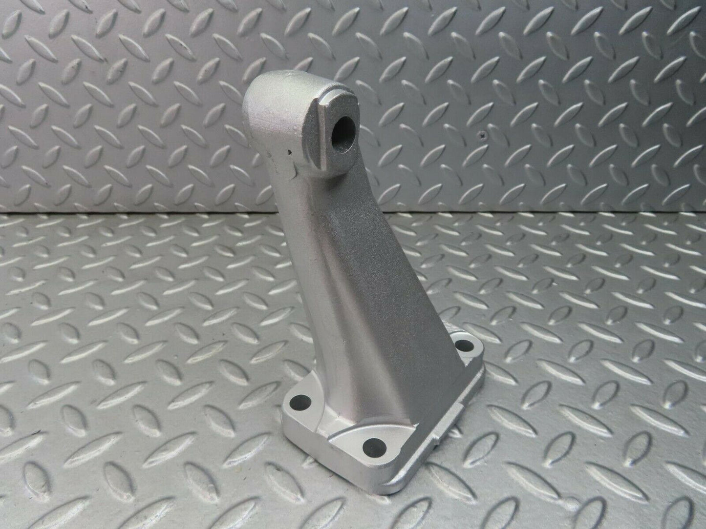 8335 Mercedes-Benz W115 Engine Mount Bracket Right Side 1152230504