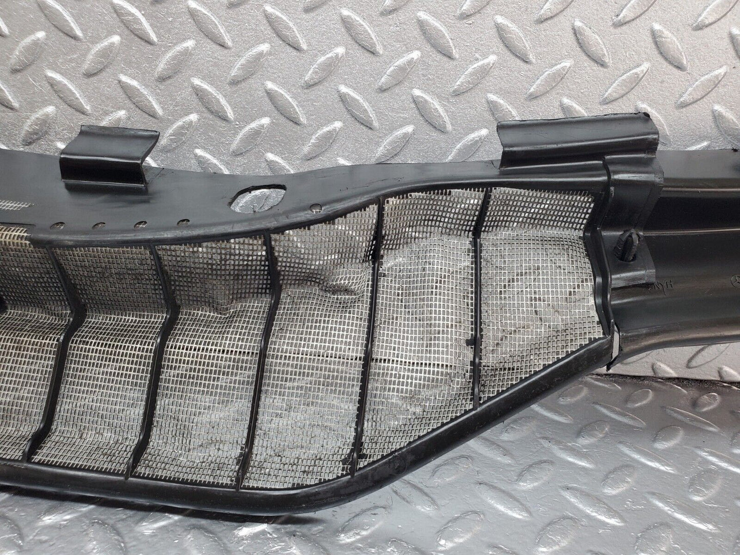 45707 Mercedes-Benz W126 420SE Windscreen Wiper Cover Grill 1268300413 1268300313