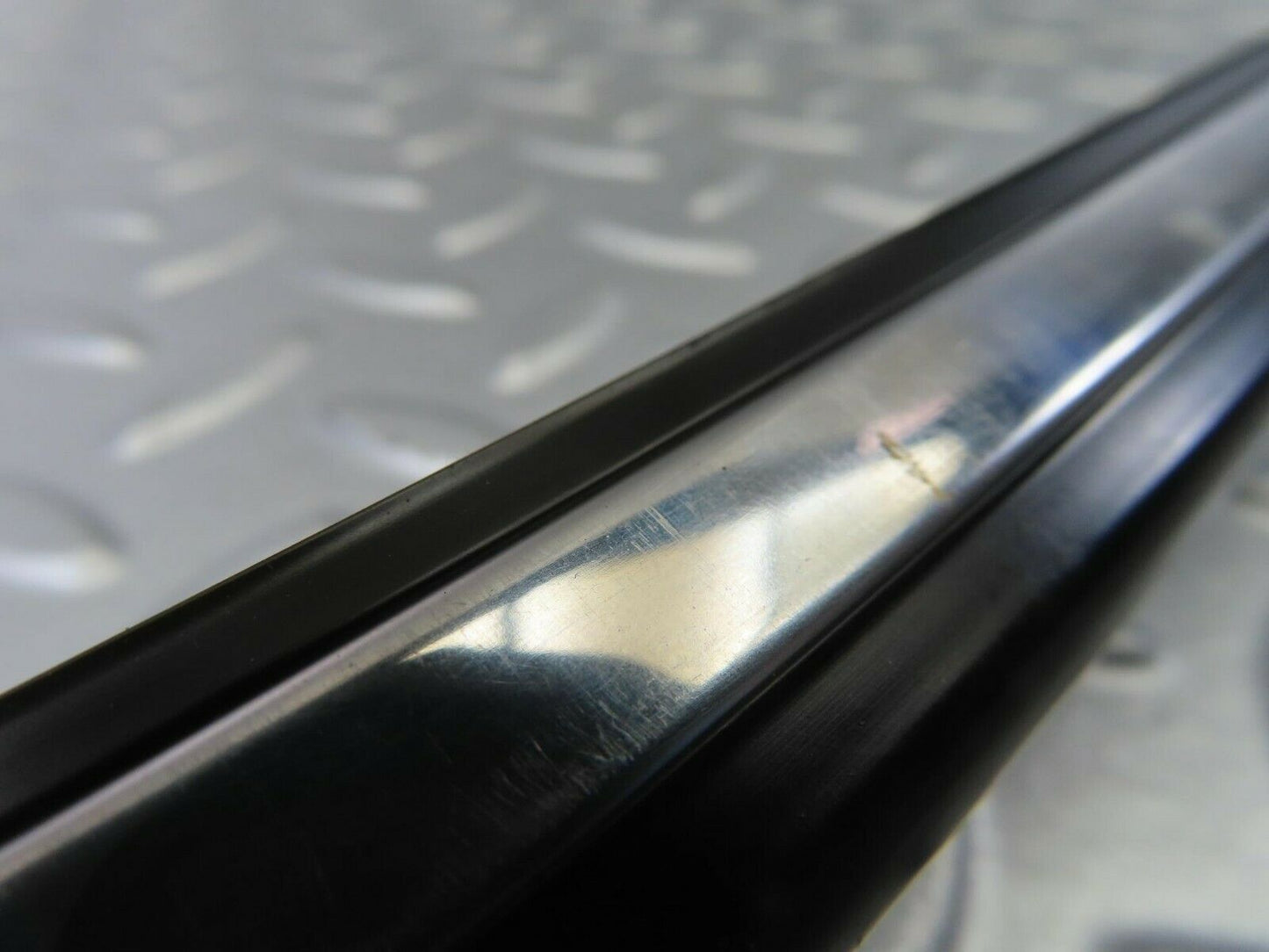 10267 Mercedes-Benz W123 Front Left Fender Centre Moulding Trim