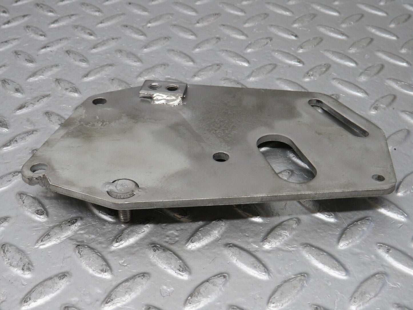 32854 Mercedes-Benz C107 R107 350 V8 Power Steering Pump Bracket